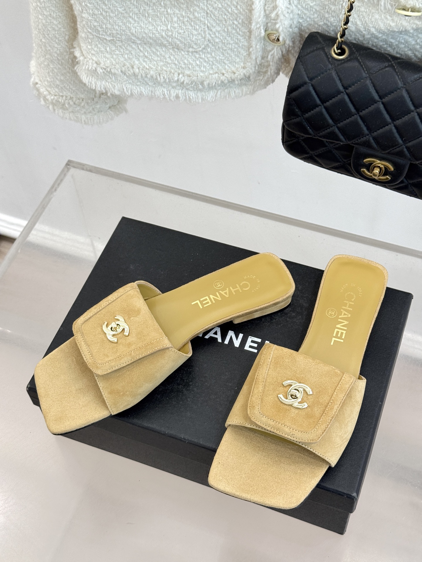 CHANE*｜小香26S新品双C书包扣大方头拖鞋以复古方头重塑夏日步调将经典符号化作足下锋芒。利落大方头