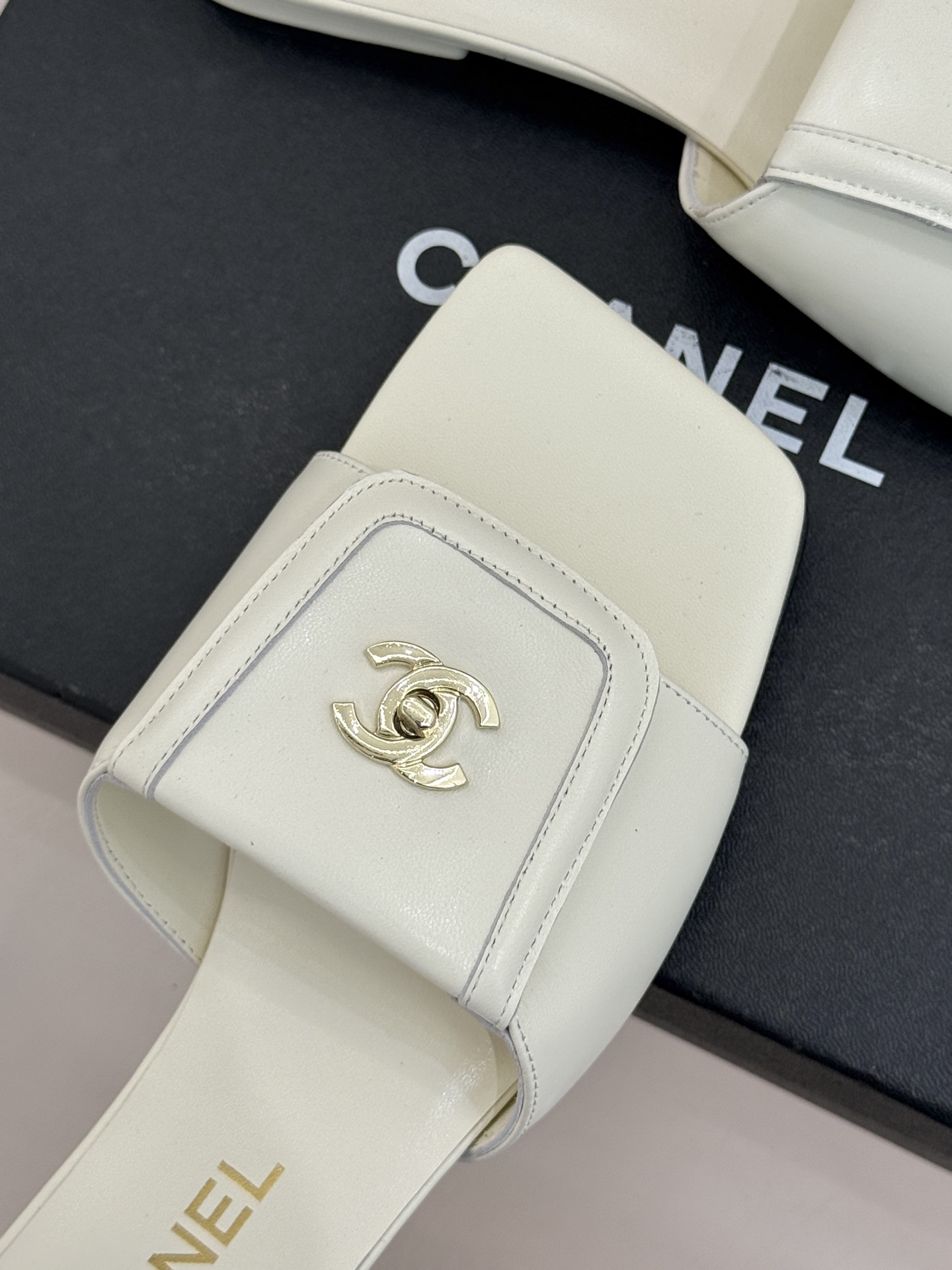 CHANE*｜小香26S新品双C书包扣大方头拖鞋以复古方头重塑夏日步调将经典符号化作足下锋芒。利落大方头