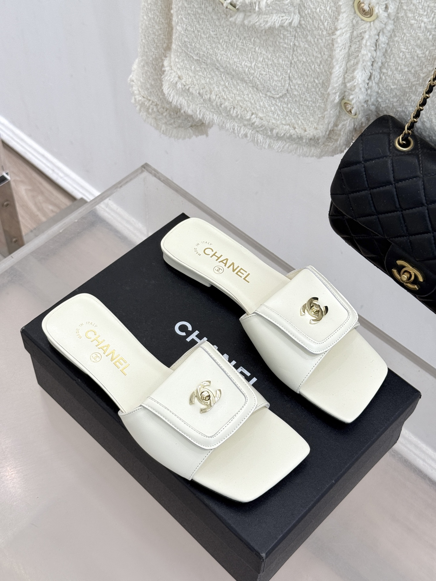 CHANE*｜小香26S新品双C书包扣大方头拖鞋以复古方头重塑夏日步调将经典符号化作足下锋芒。利落大方头