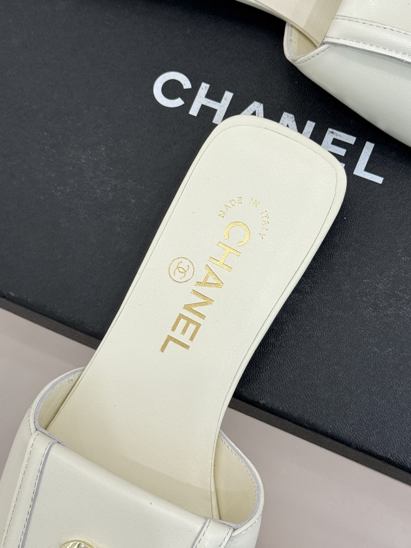 CHANE*｜小香26S新品双C书包扣大方头拖鞋以复古方头重塑夏日步调将经典符号化作足下锋芒。利落大方头