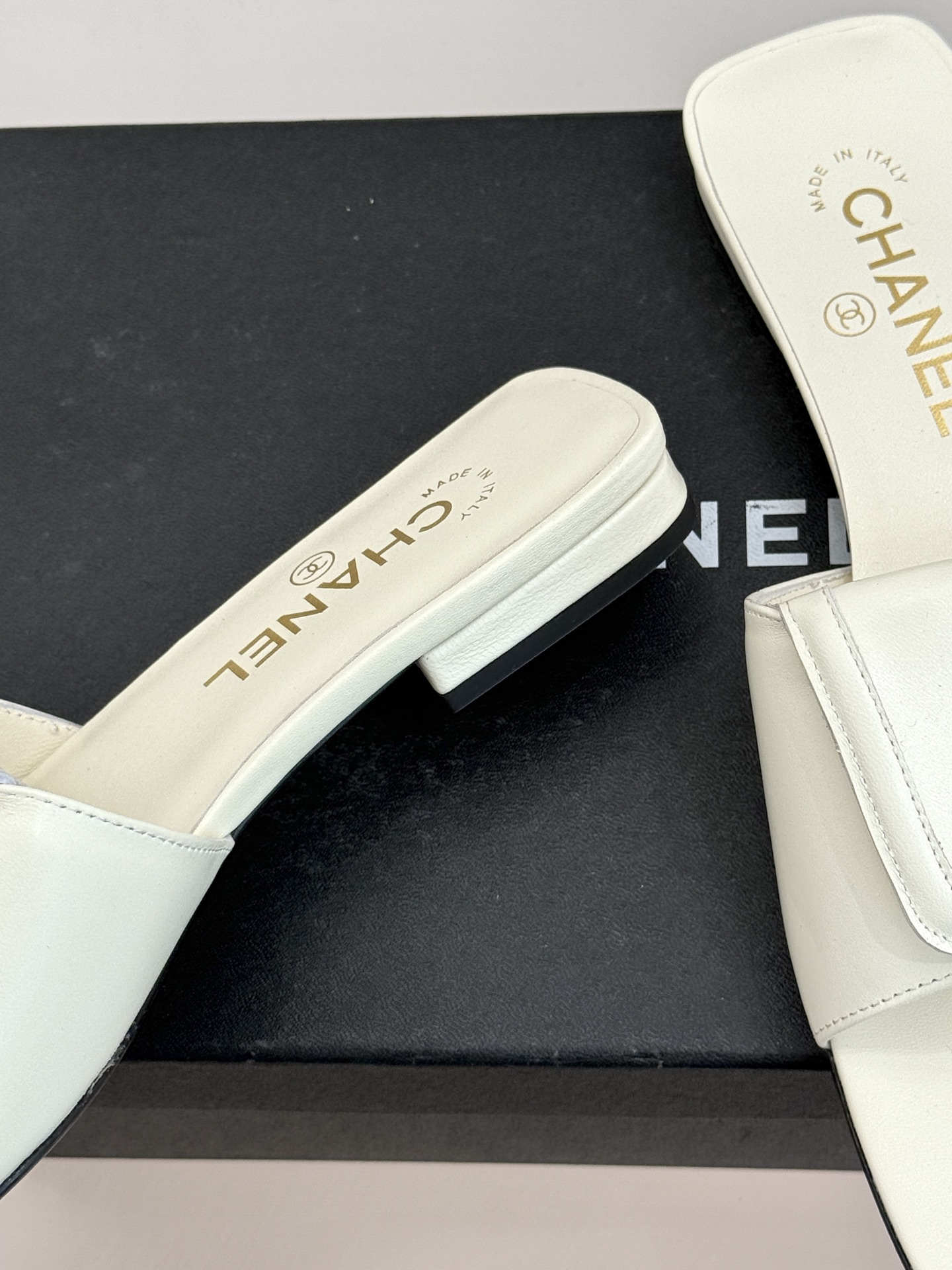 CHANE*｜小香26S新品双C书包扣大方头拖鞋以复古方头重塑夏日步调将经典符号化作足下锋芒。利落大方头