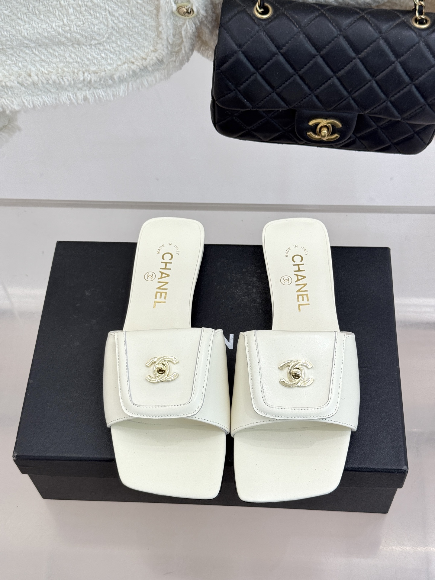 CHANE*｜小香26S新品双C书包扣大方头拖鞋以复古方头重塑夏日步调将经典符号化作足下锋芒。利落大方头