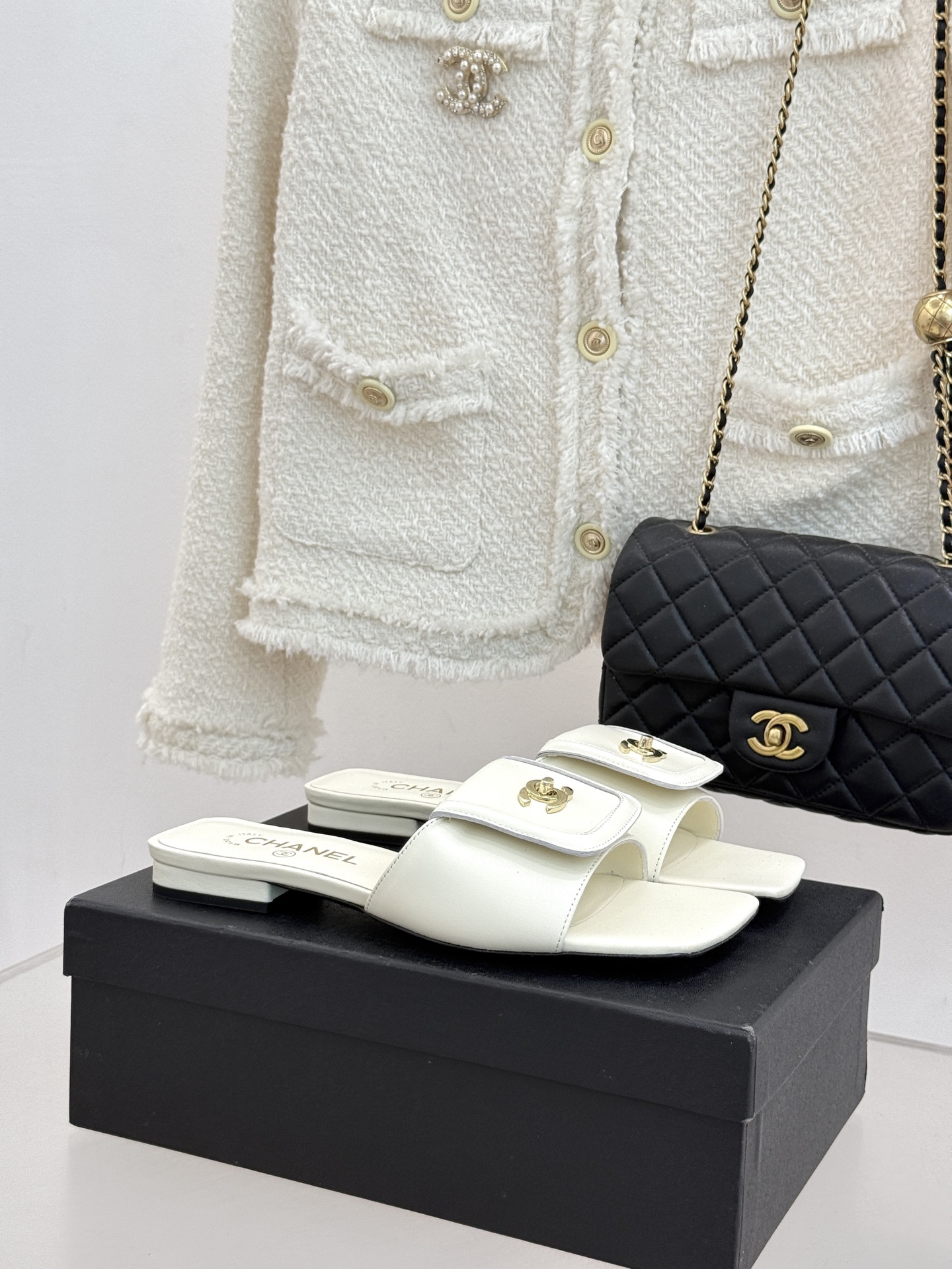 CHANE*｜小香26S新品双C书包扣大方头拖鞋以复古方头重塑夏日步调将经典符号化作足下锋芒。利落大方头