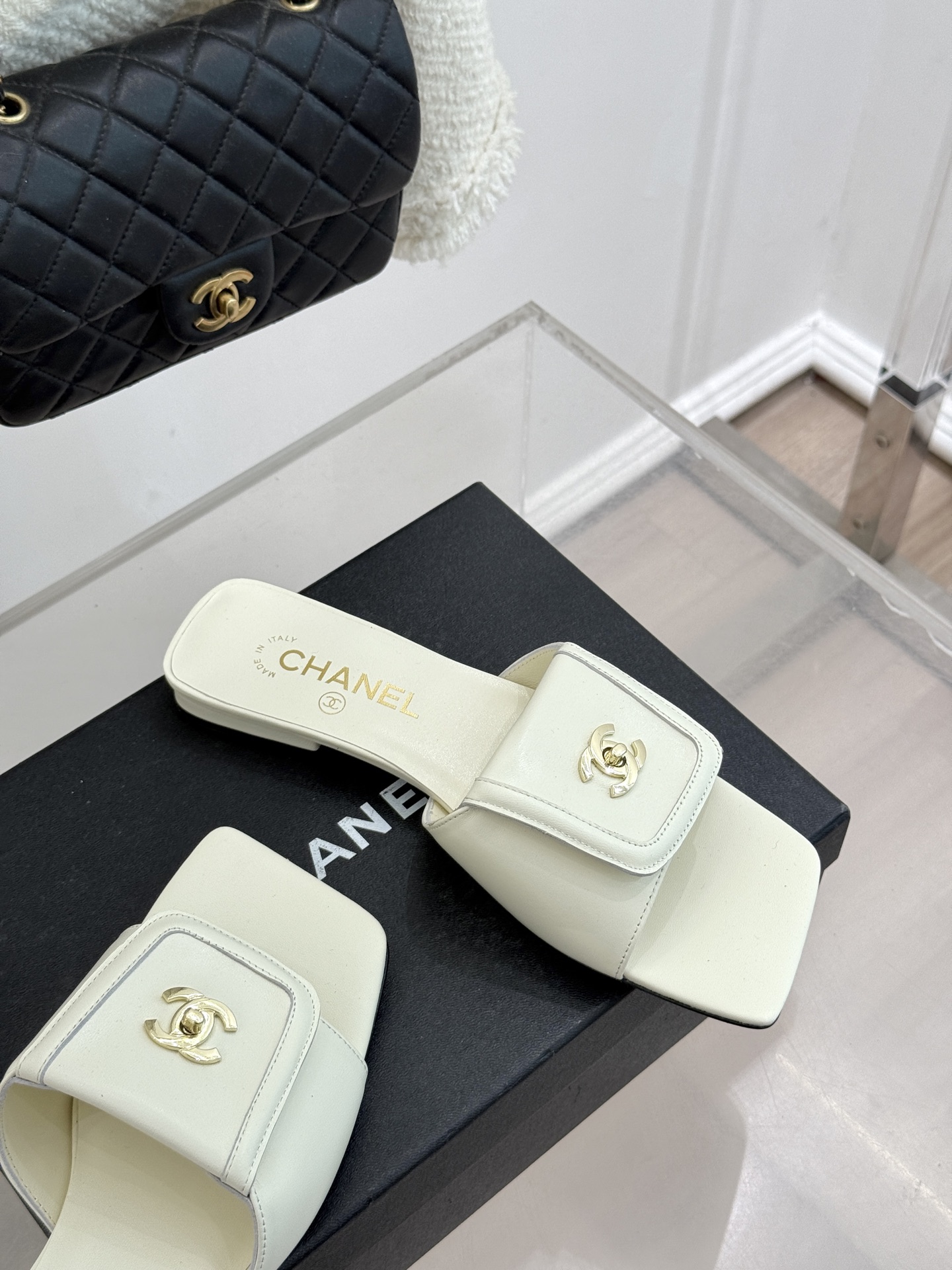 CHANE*｜小香26S新品双C书包扣大方头拖鞋以复古方头重塑夏日步调将经典符号化作足下锋芒。利落大方头