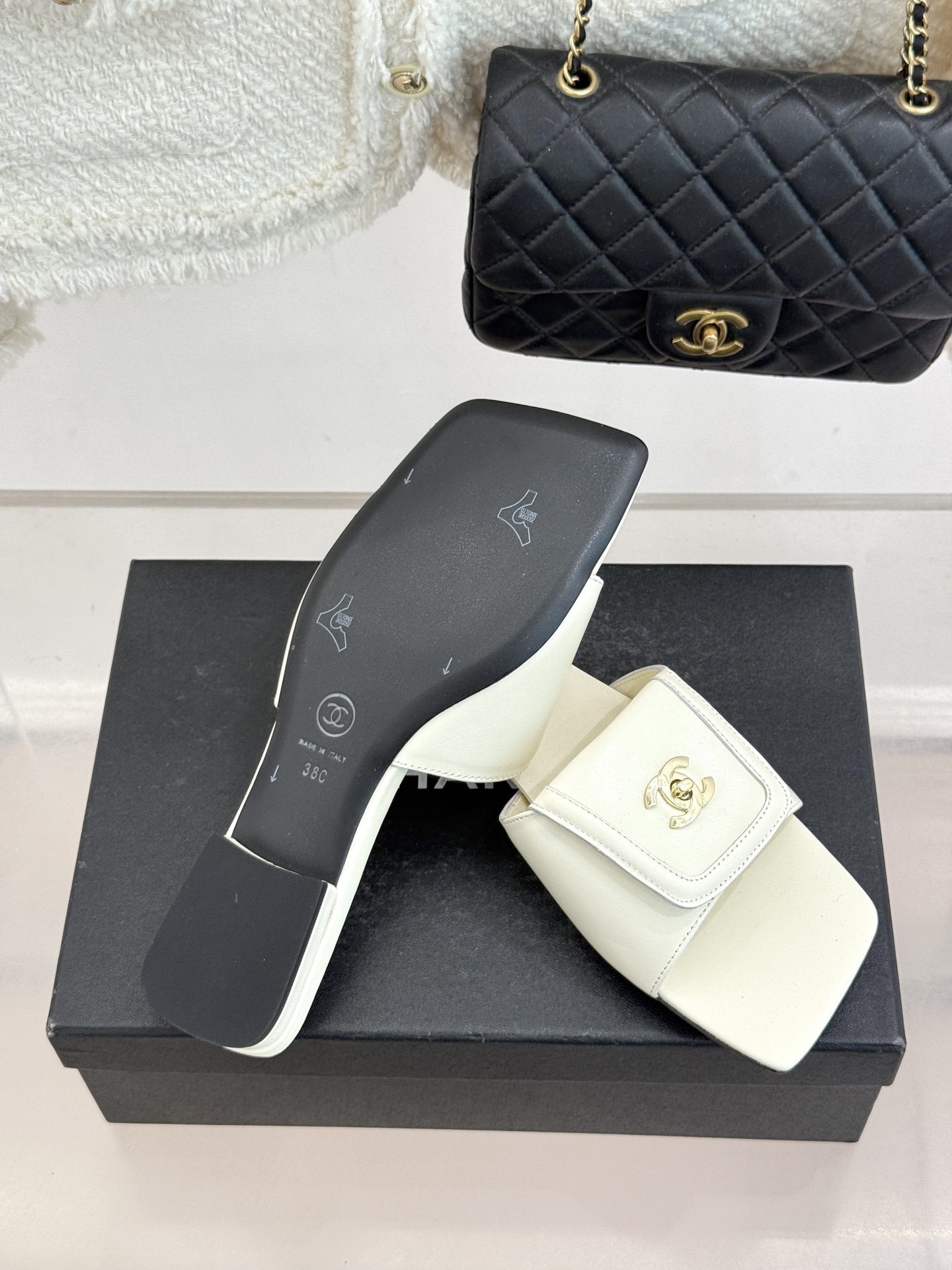 CHANE*｜小香26S新品双C书包扣大方头拖鞋以复古方头重塑夏日步调将经典符号化作足下锋芒。利落大方头