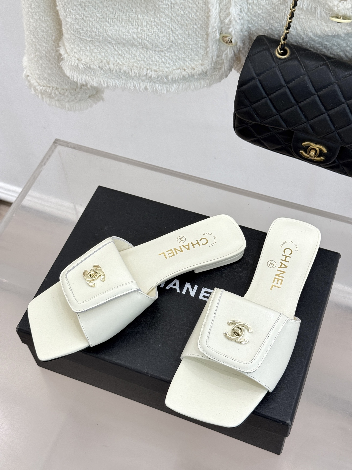 CHANE*｜小香26S新品双C书包扣大方头拖鞋以复古方头重塑夏日步调将经典符号化作足下锋芒。利落大方头