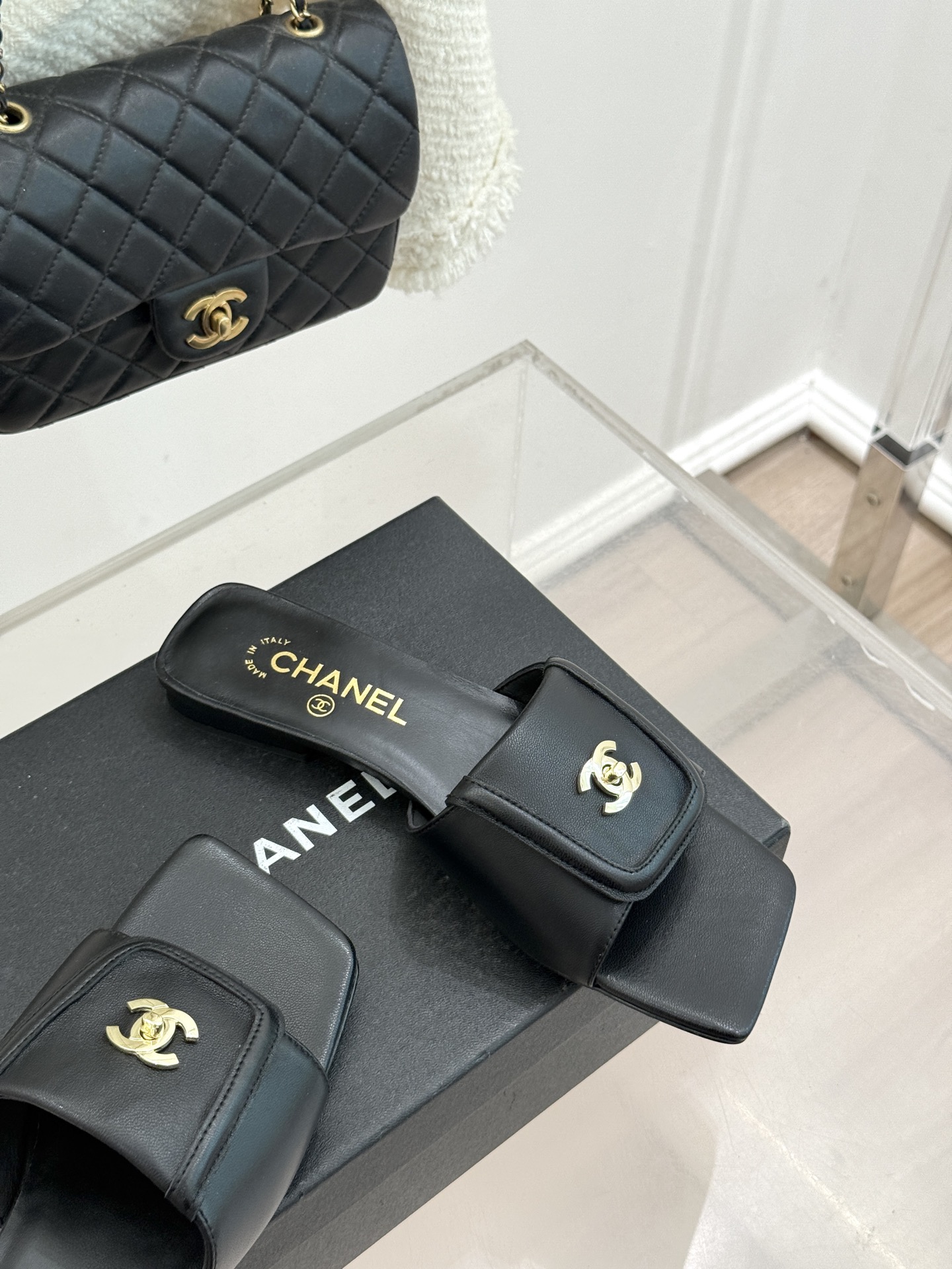 CHANE*｜小香26S新品双C书包扣大方头拖鞋以复古方头重塑夏日步调将经典符号化作足下锋芒。利落大方头