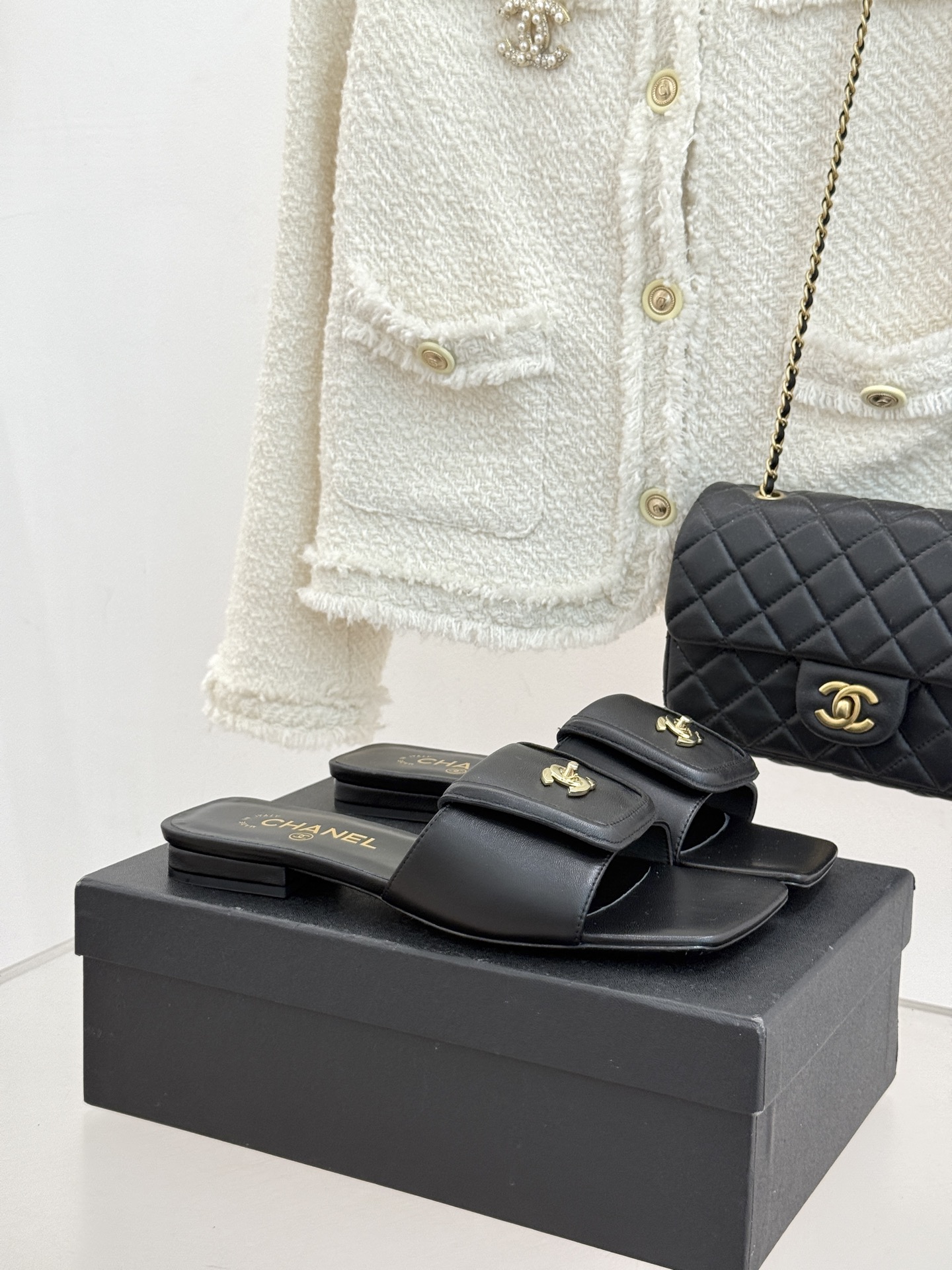 CHANE*｜小香26S新品双C书包扣大方头拖鞋以复古方头重塑夏日步调将经典符号化作足下锋芒。利落大方头