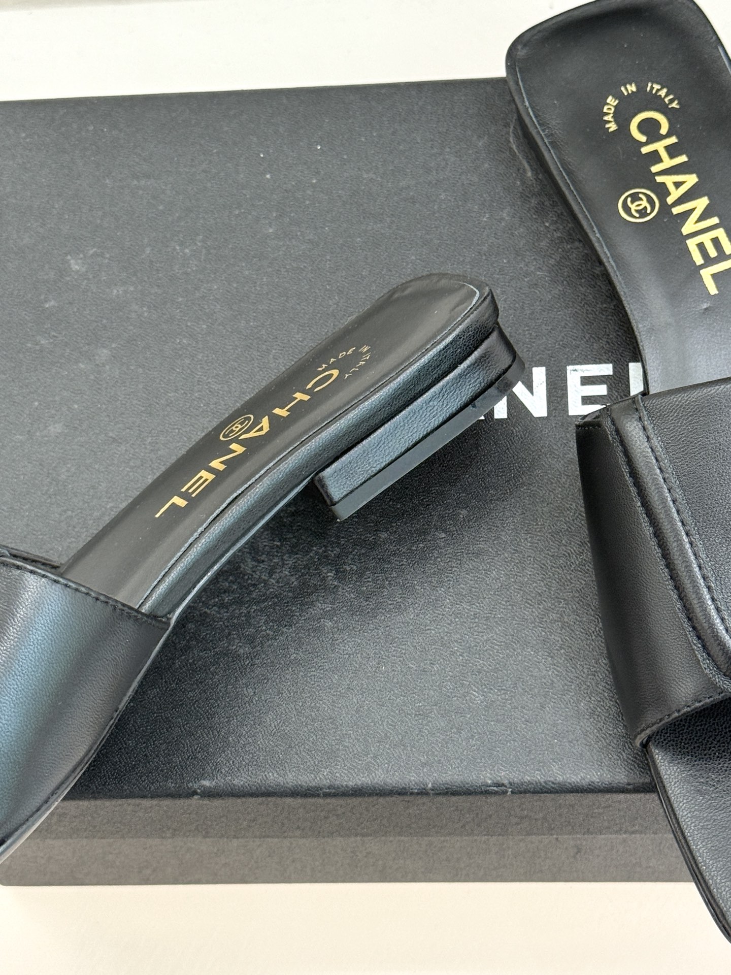 CHANE*｜小香26S新品双C书包扣大方头拖鞋以复古方头重塑夏日步调将经典符号化作足下锋芒。利落大方头