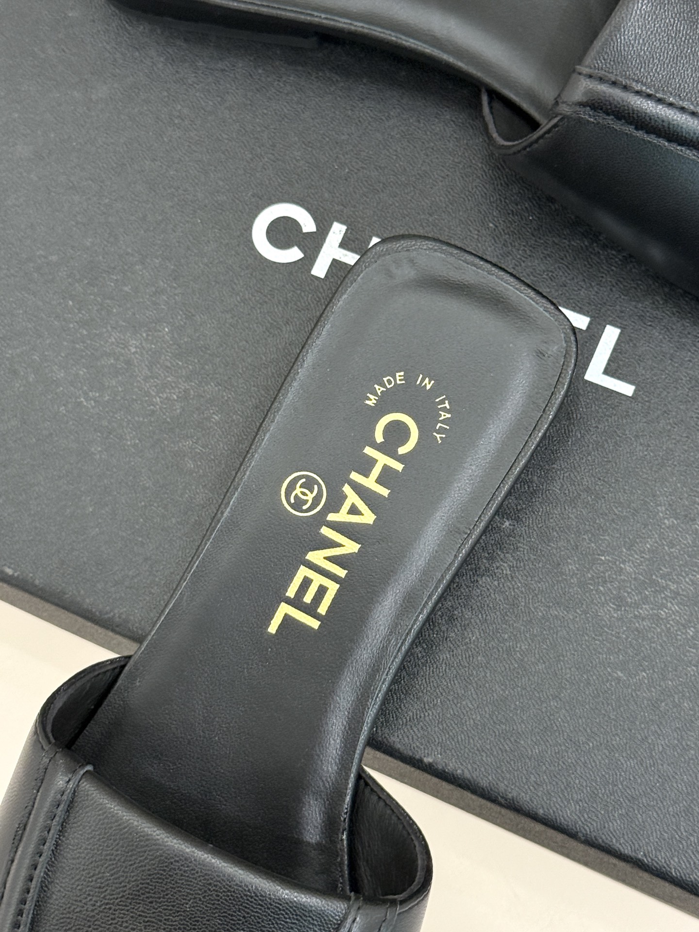 CHANE*｜小香26S新品双C书包扣大方头拖鞋以复古方头重塑夏日步调将经典符号化作足下锋芒。利落大方头