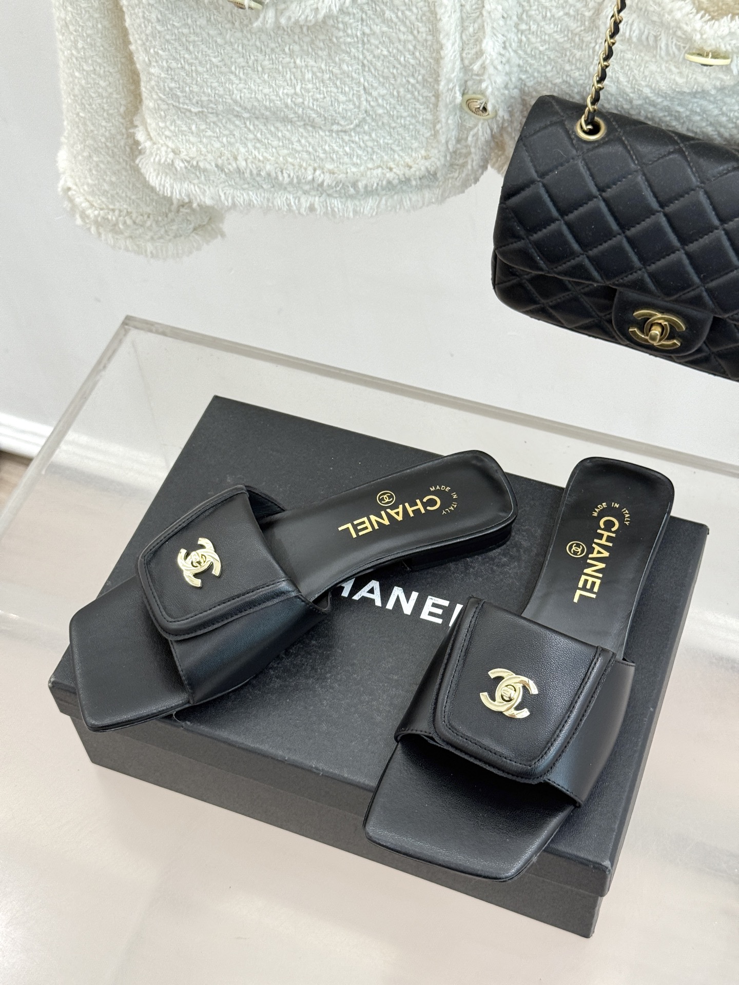 CHANE*｜小香26S新品双C书包扣大方头拖鞋以复古方头重塑夏日步调将经典符号化作足下锋芒。利落大方头