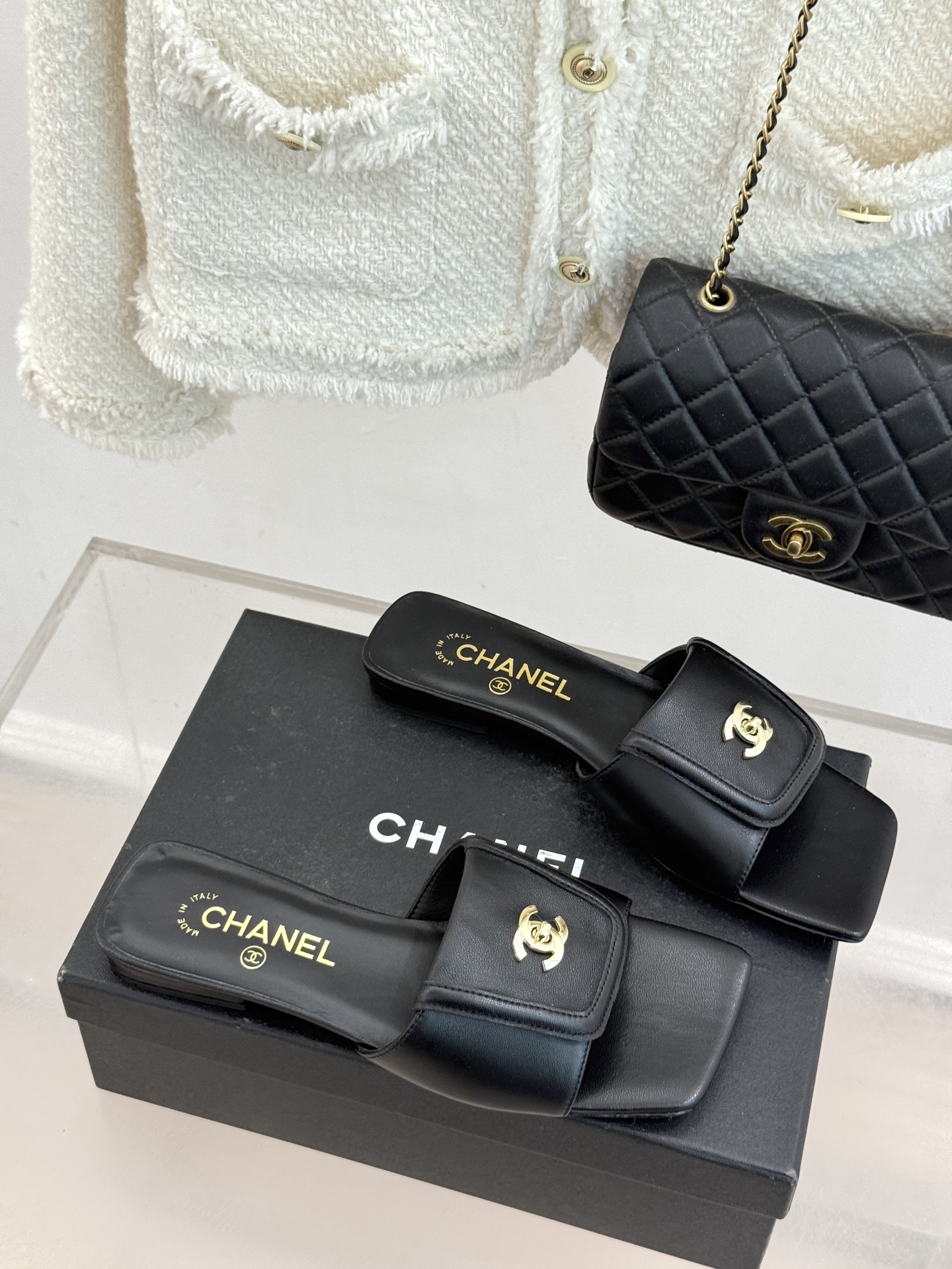 CHANE*｜小香26S新品双C书包扣大方头拖鞋以复古方头重塑夏日步调将经典符号化作足下锋芒。利落大方头