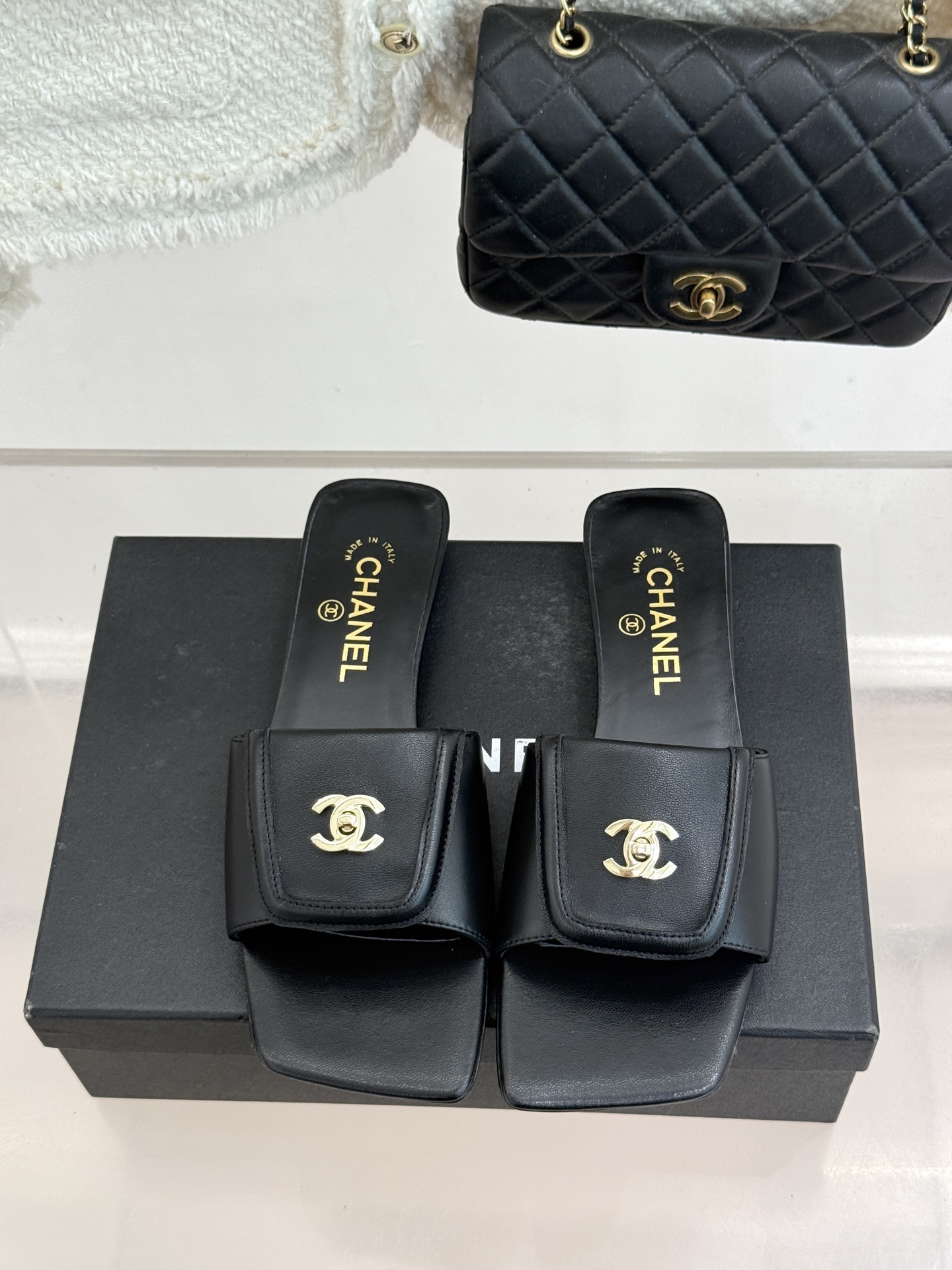 CHANE*｜小香26S新品双C书包扣大方头拖鞋以复古方头重塑夏日步调将经典符号化作足下锋芒。利落大方头