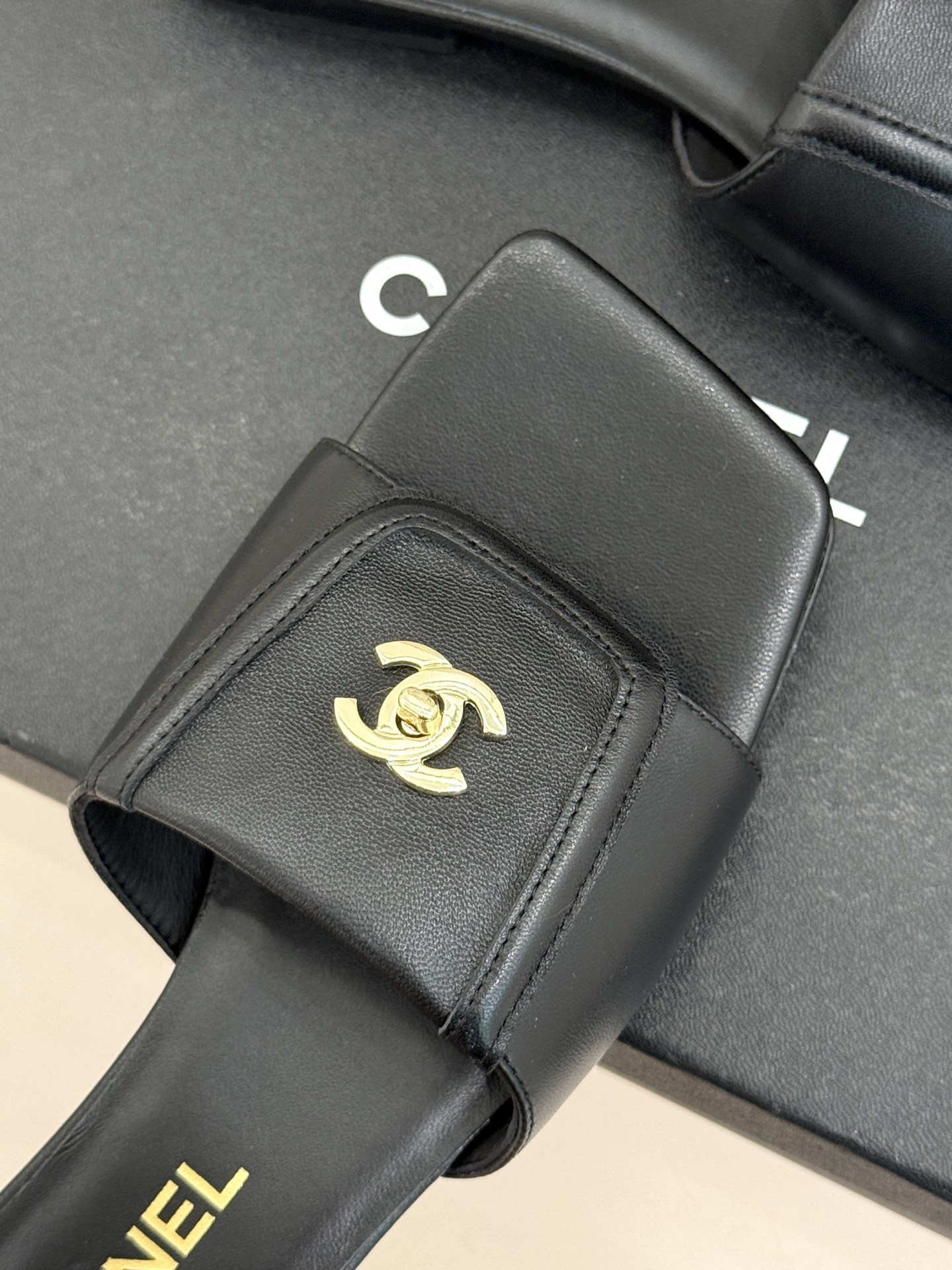 CHANE*｜小香26S新品双C书包扣大方头拖鞋以复古方头重塑夏日步调将经典符号化作足下锋芒。利落大方头