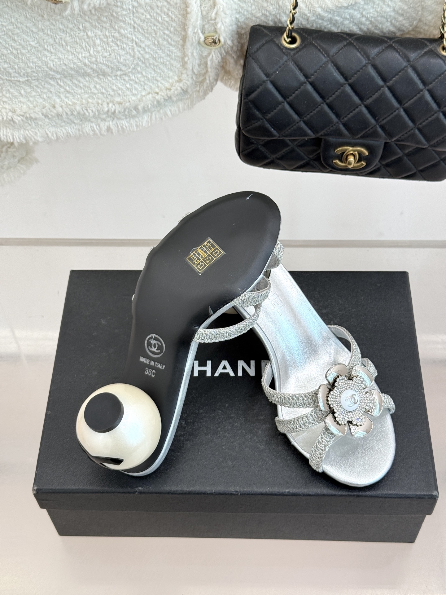 CHANE*｜小香26P新品巨型珍珠跟水钻大双C/珍珠蝴蝶结/山茶花拖鞋这系列集三大经典符号于一身。巨型