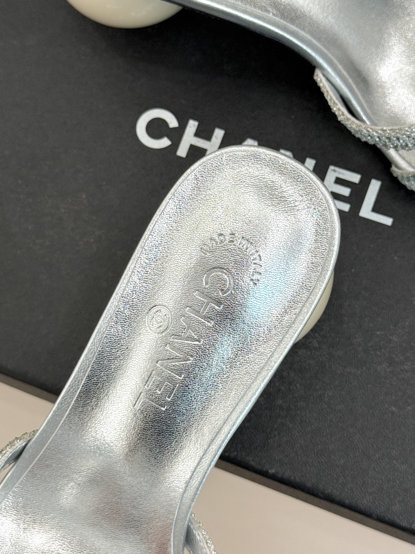 CHANE*｜小香26P新品巨型珍珠跟水钻大双C/珍珠蝴蝶结/山茶花拖鞋这系列集三大经典符号于一身。巨型