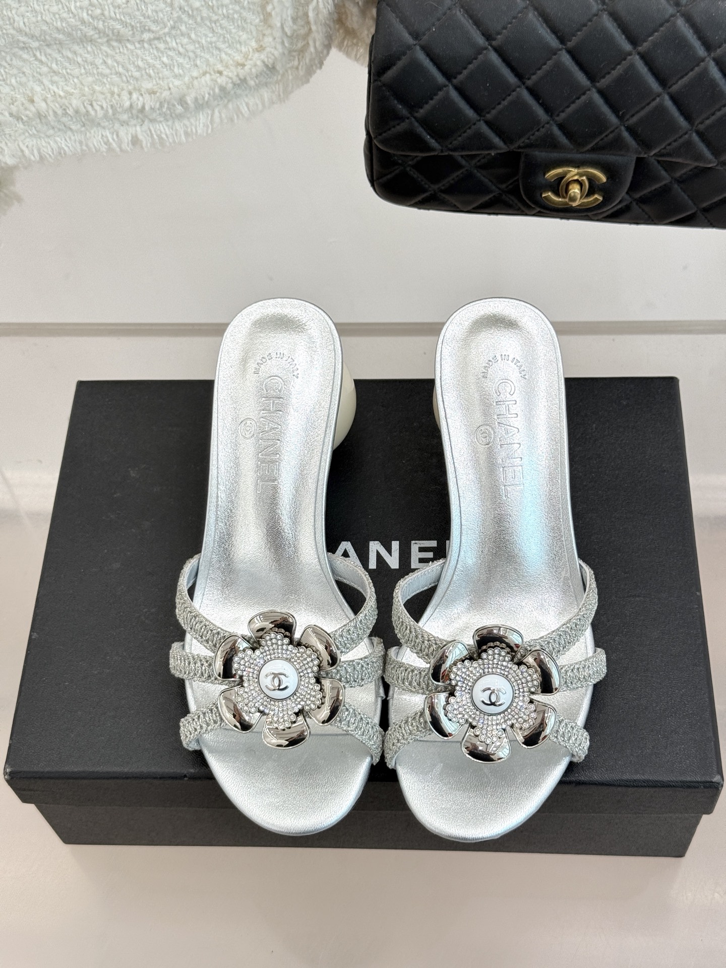 CHANE*｜小香26P新品巨型珍珠跟水钻大双C/珍珠蝴蝶结/山茶花拖鞋这系列集三大经典符号于一身。巨型