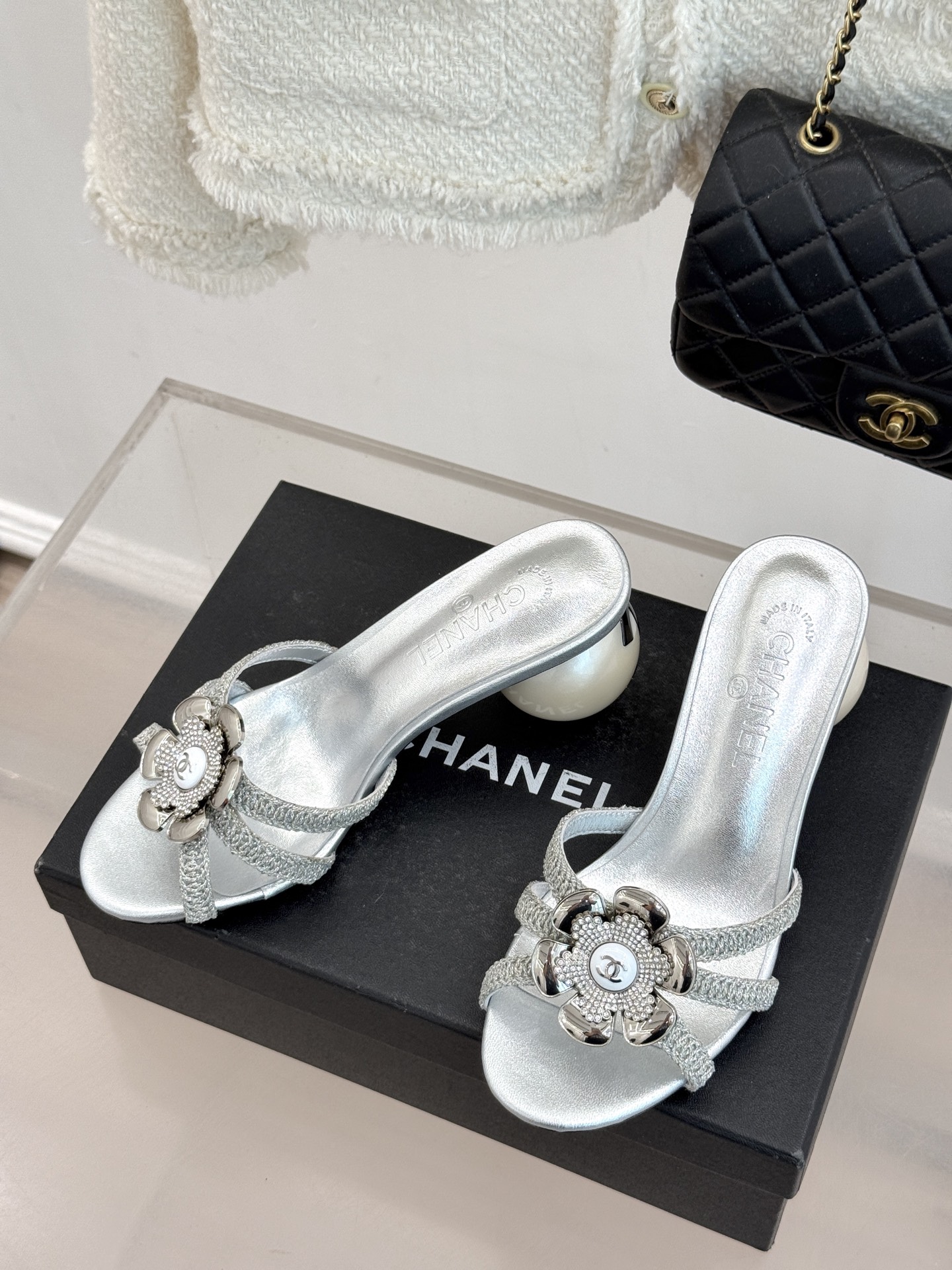 CHANE*｜小香26P新品巨型珍珠跟水钻大双C/珍珠蝴蝶结/山茶花拖鞋这系列集三大经典符号于一身。巨型