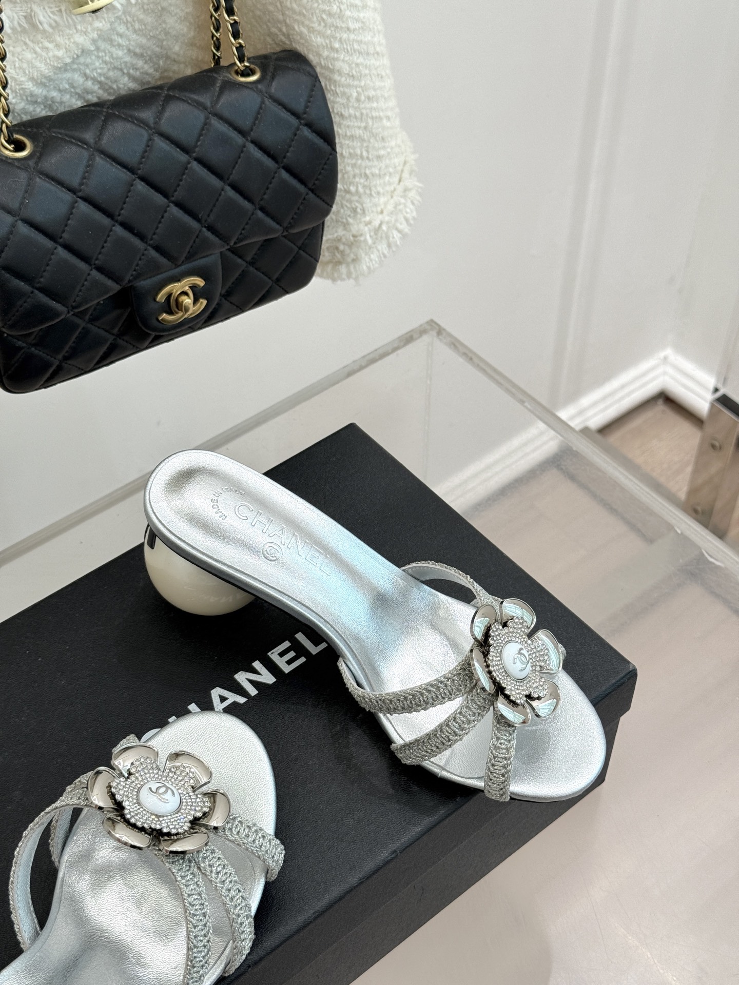 CHANE*｜小香26P新品巨型珍珠跟水钻大双C/珍珠蝴蝶结/山茶花拖鞋这系列集三大经典符号于一身。巨型