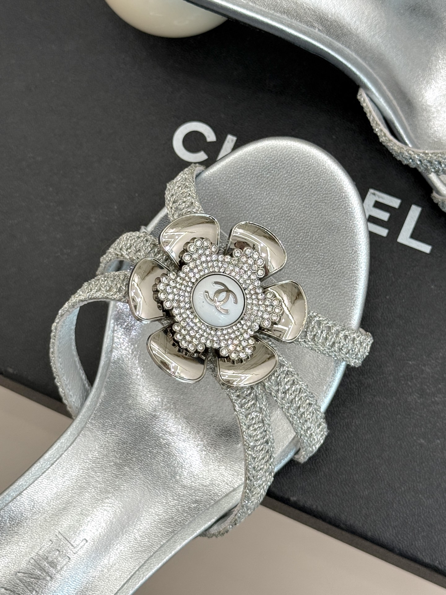 CHANE*｜小香26P新品巨型珍珠跟水钻大双C/珍珠蝴蝶结/山茶花拖鞋这系列集三大经典符号于一身。巨型