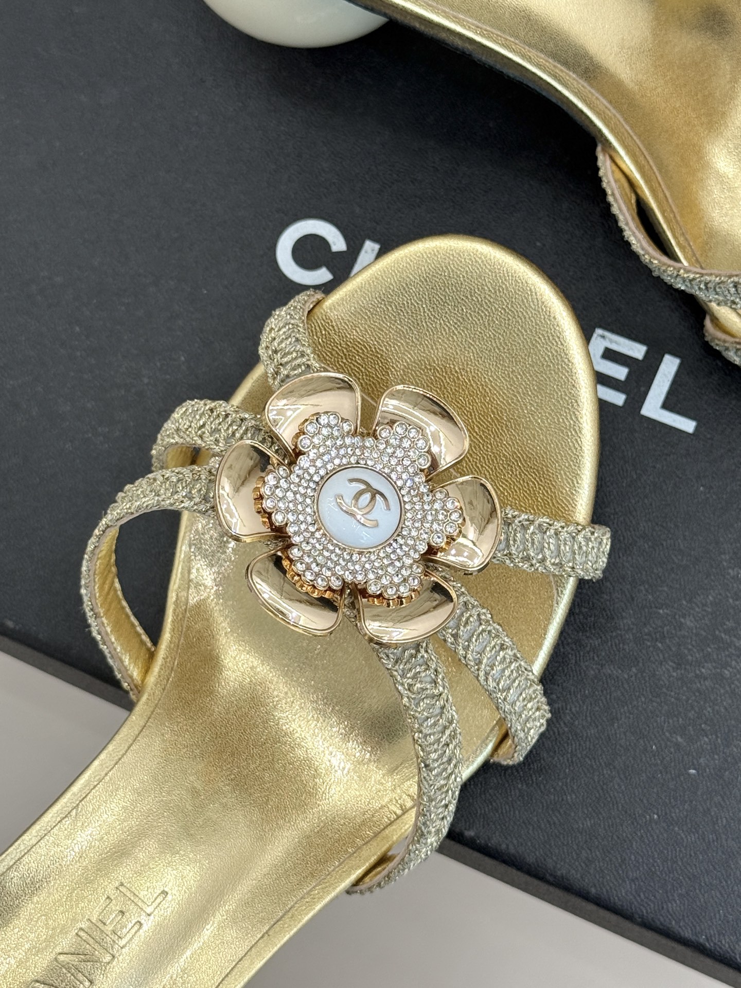 CHANE*｜小香26P新品巨型珍珠跟水钻大双C/珍珠蝴蝶结/山茶花拖鞋这系列集三大经典符号于一身。巨型