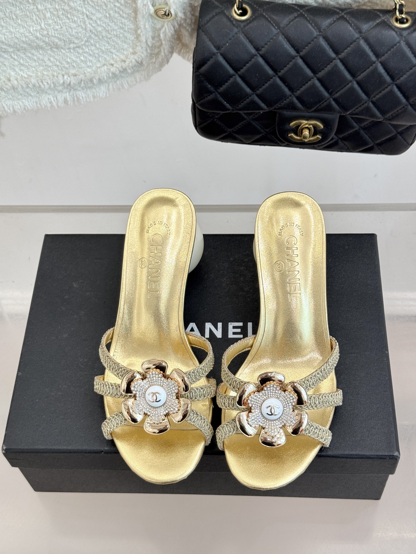 CHANE*｜小香26P新品巨型珍珠跟水钻大双C/珍珠蝴蝶结/山茶花拖鞋这系列集三大经典符号于一身。巨型