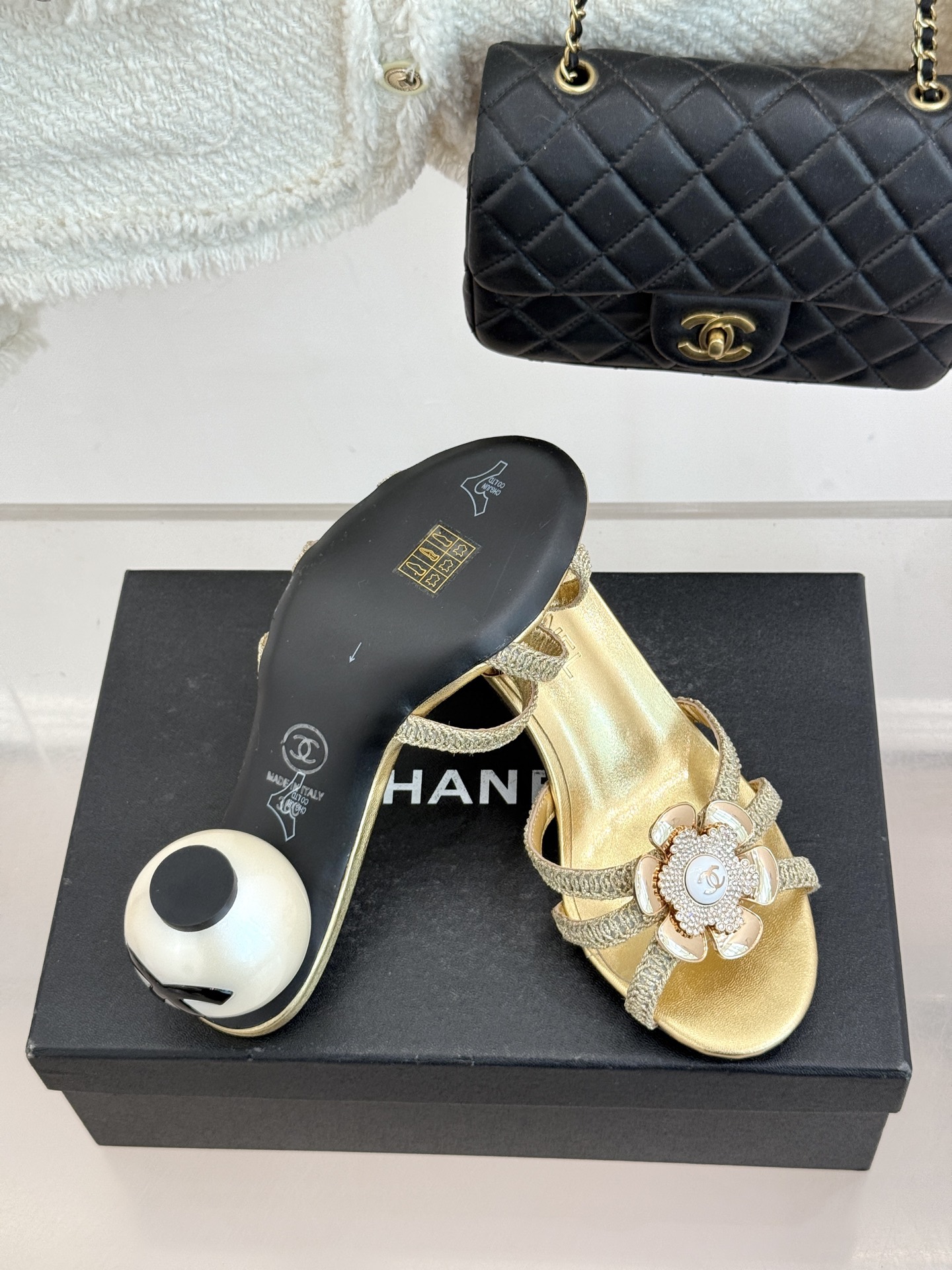 CHANE*｜小香26P新品巨型珍珠跟水钻大双C/珍珠蝴蝶结/山茶花拖鞋这系列集三大经典符号于一身。巨型