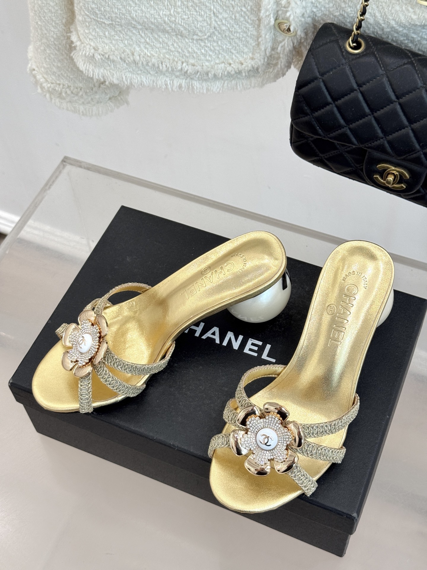 CHANE*｜小香26P新品巨型珍珠跟水钻大双C/珍珠蝴蝶结/山茶花拖鞋这系列集三大经典符号于一身。巨型