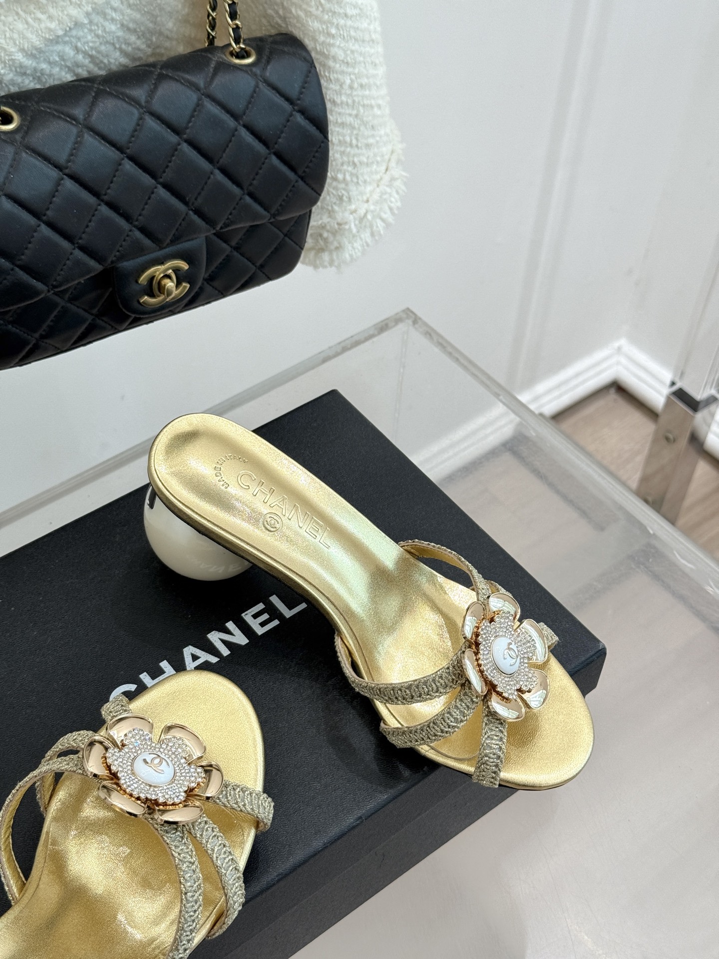 CHANE*｜小香26P新品巨型珍珠跟水钻大双C/珍珠蝴蝶结/山茶花拖鞋这系列集三大经典符号于一身。巨型