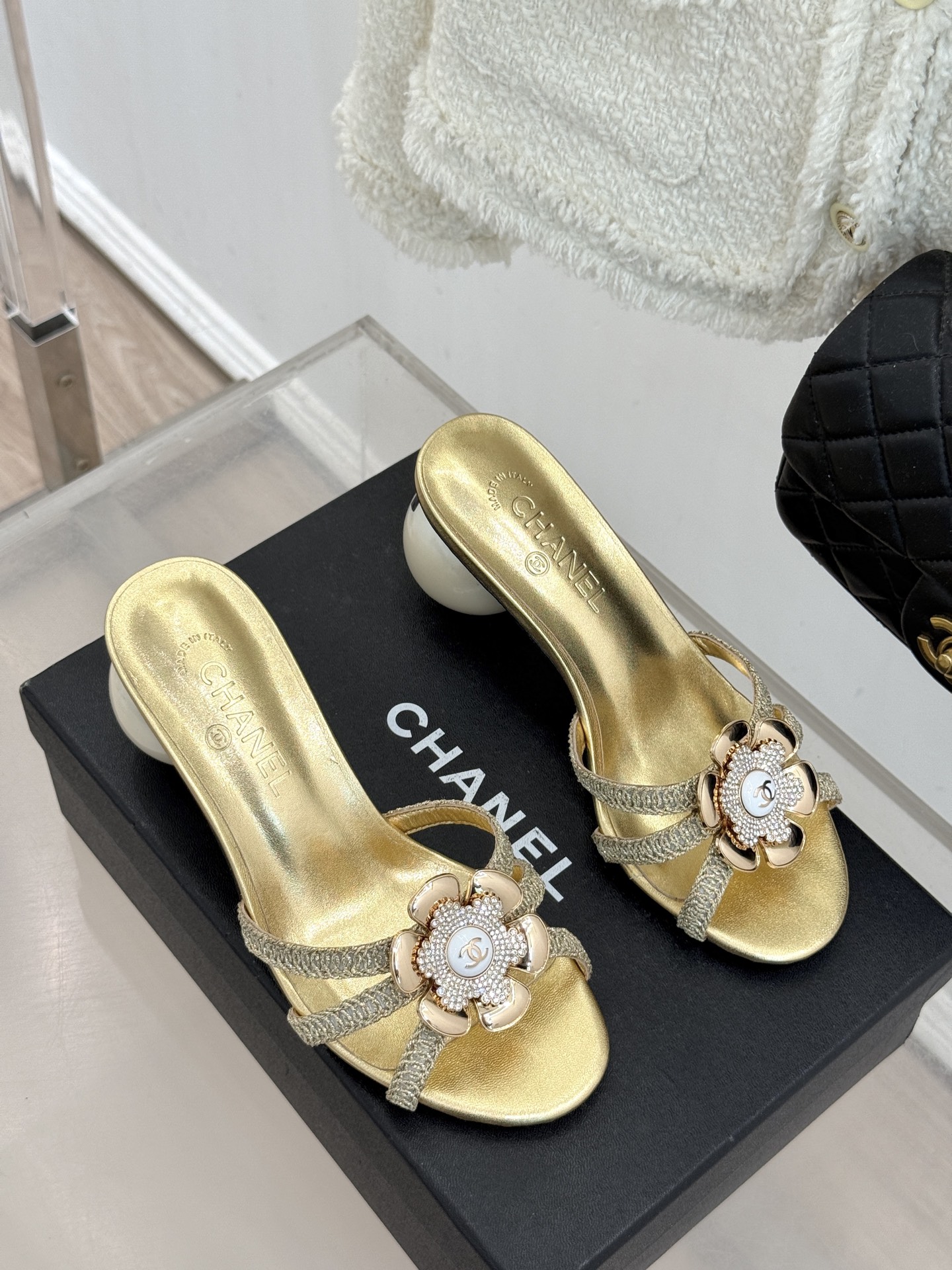 CHANE*｜小香26P新品巨型珍珠跟水钻大双C/珍珠蝴蝶结/山茶花拖鞋这系列集三大经典符号于一身。巨型