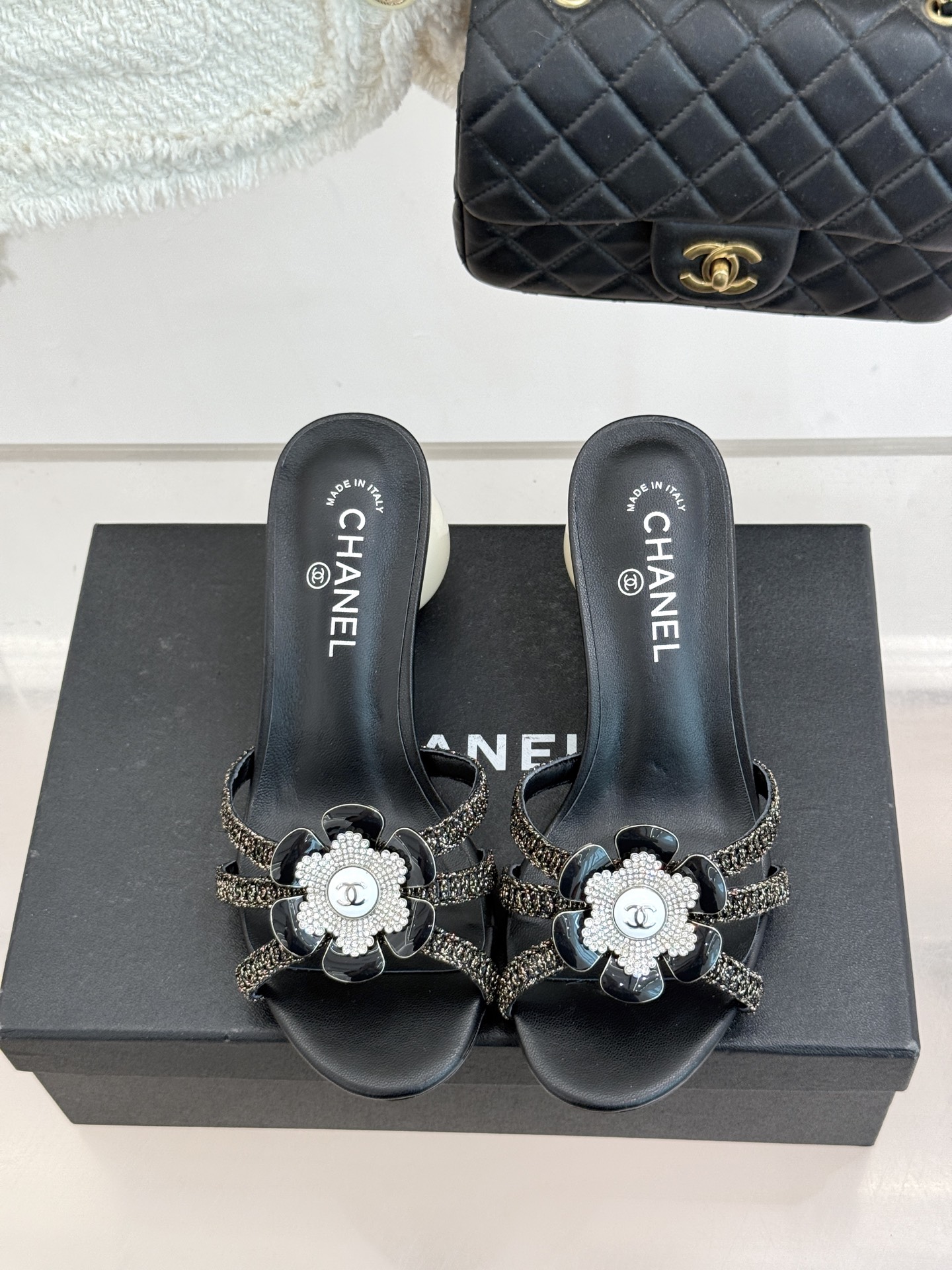 CHANE*｜小香26P新品巨型珍珠跟水钻大双C/珍珠蝴蝶结/山茶花拖鞋这系列集三大经典符号于一身。巨型