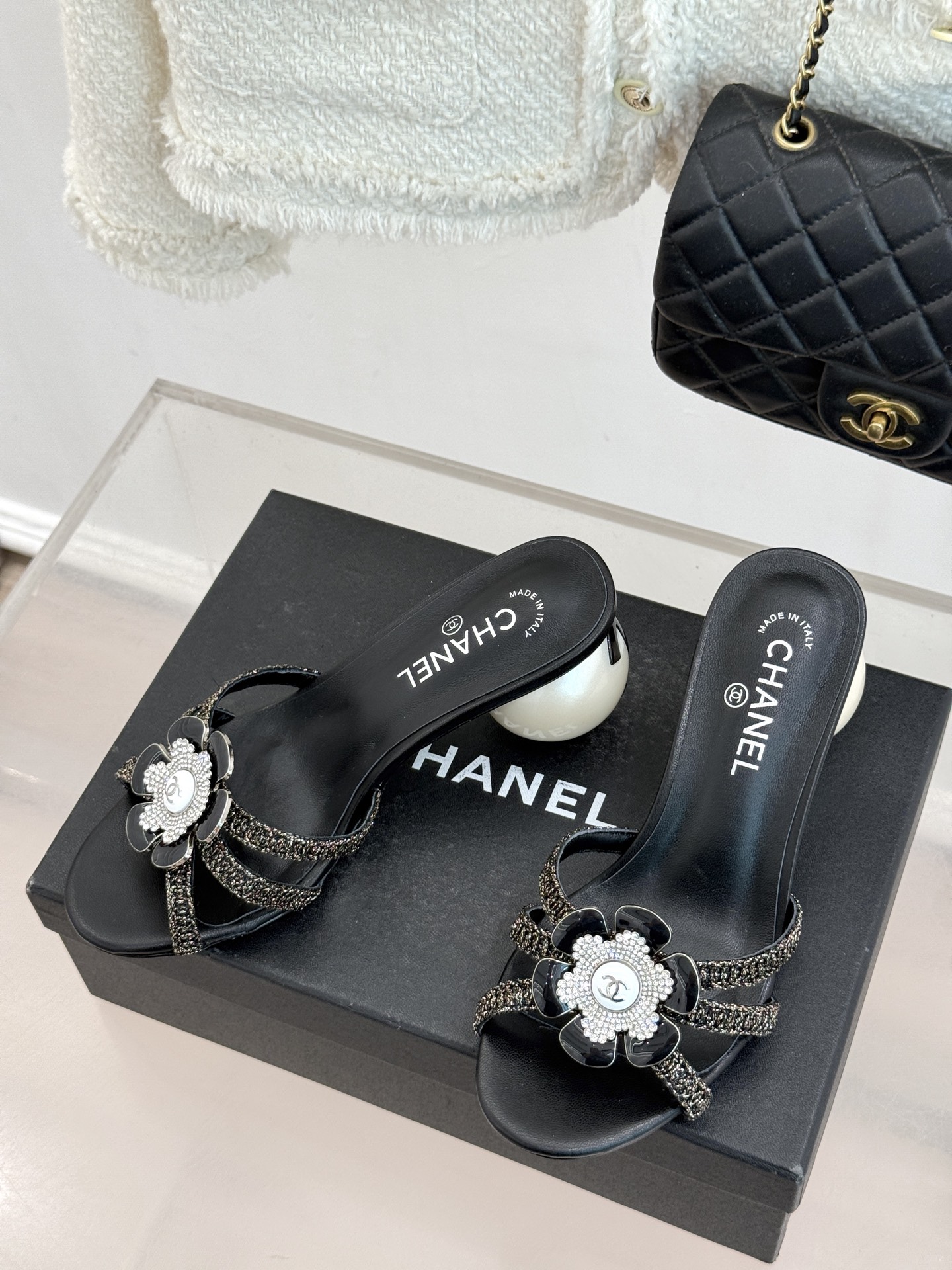 CHANE*｜小香26P新品巨型珍珠跟水钻大双C/珍珠蝴蝶结/山茶花拖鞋这系列集三大经典符号于一身。巨型