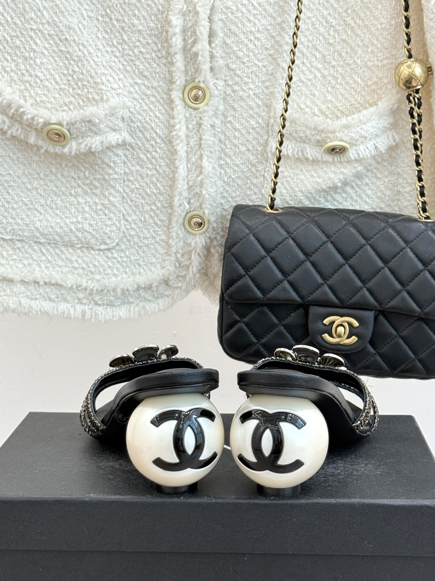 CHANE*｜小香26P新品巨型珍珠跟水钻大双C/珍珠蝴蝶结/山茶花拖鞋这系列集三大经典符号于一身。巨型