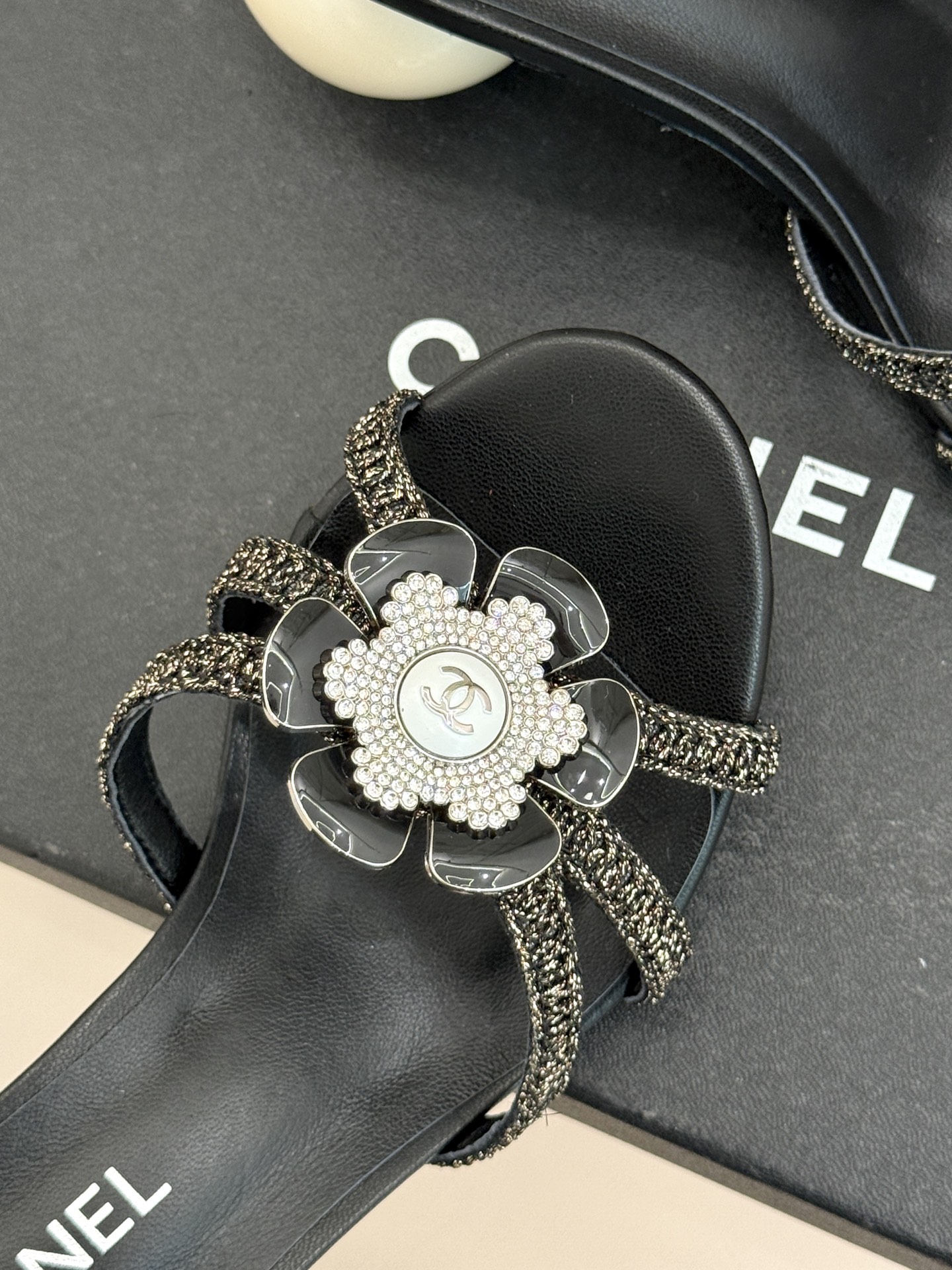 CHANE*｜小香26P新品巨型珍珠跟水钻大双C/珍珠蝴蝶结/山茶花拖鞋这系列集三大经典符号于一身。巨型