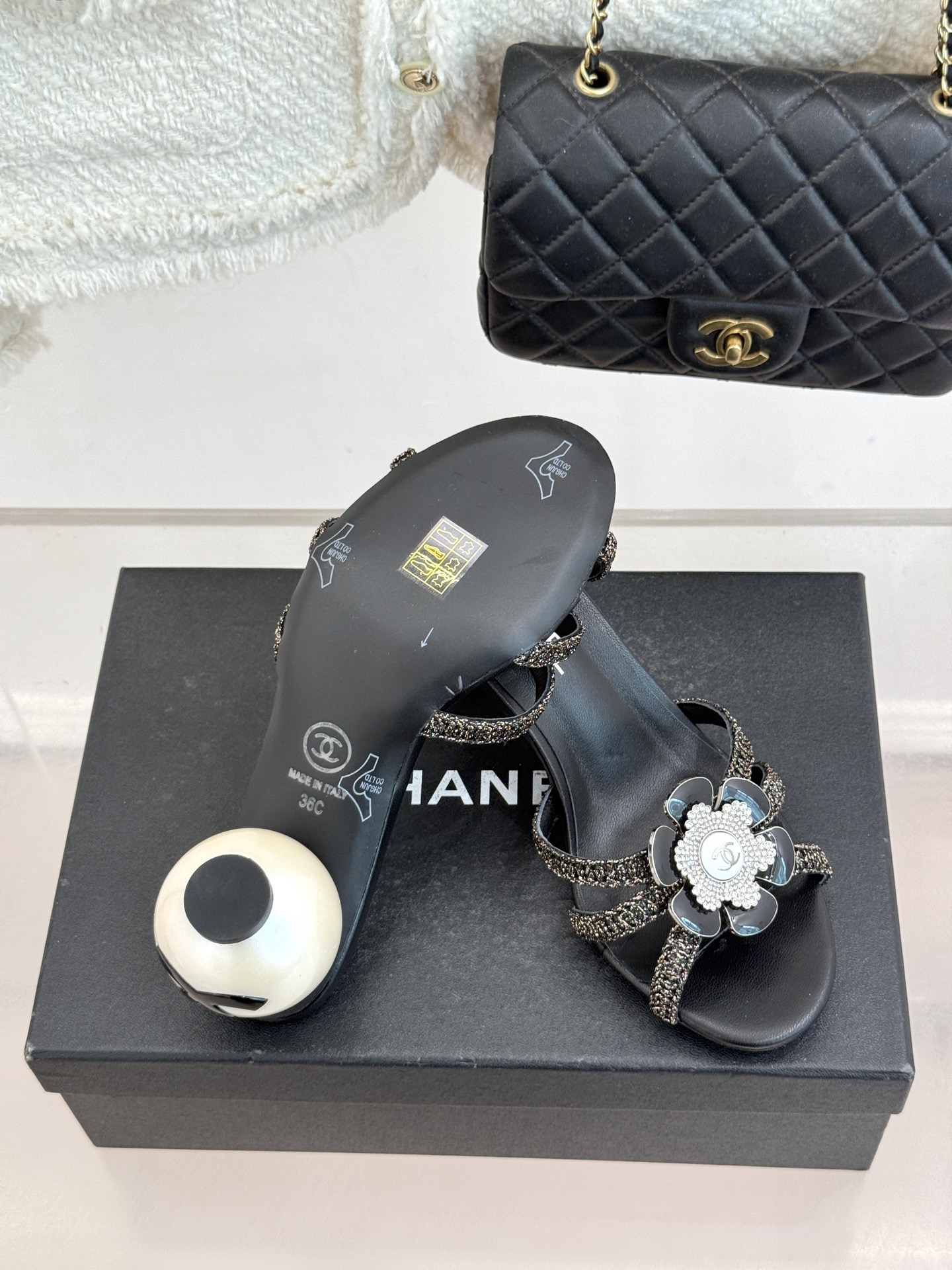 CHANE*｜小香26P新品巨型珍珠跟水钻大双C/珍珠蝴蝶结/山茶花拖鞋这系列集三大经典符号于一身。巨型