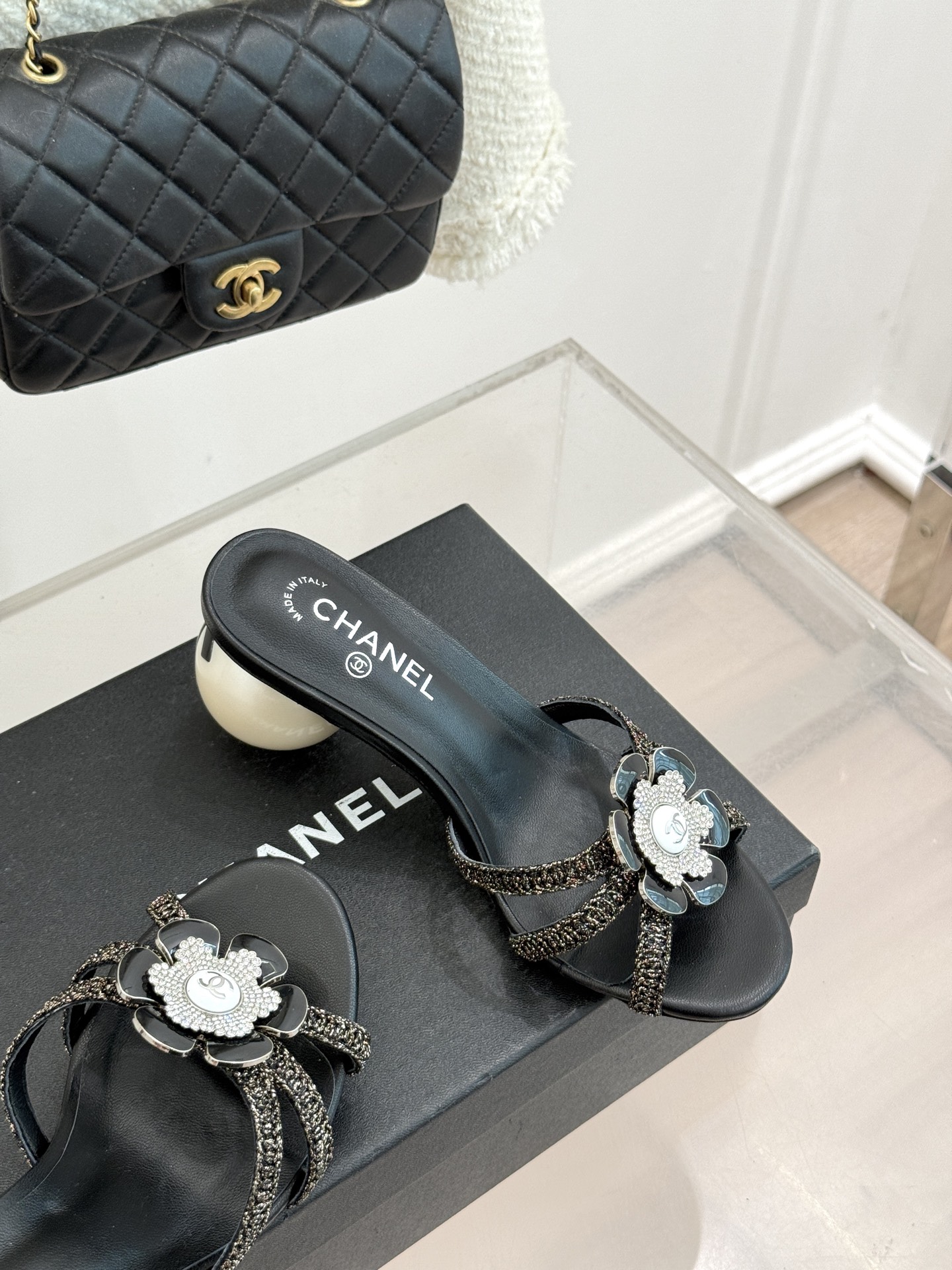 CHANE*｜小香26P新品巨型珍珠跟水钻大双C/珍珠蝴蝶结/山茶花拖鞋这系列集三大经典符号于一身。巨型