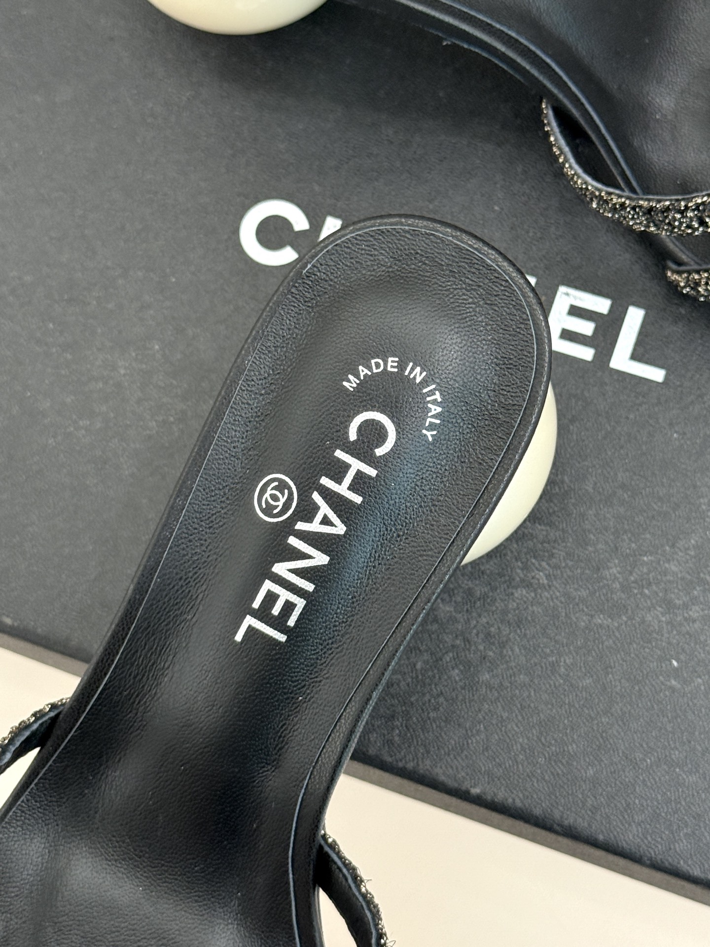 CHANE*｜小香26P新品巨型珍珠跟水钻大双C/珍珠蝴蝶结/山茶花拖鞋这系列集三大经典符号于一身。巨型