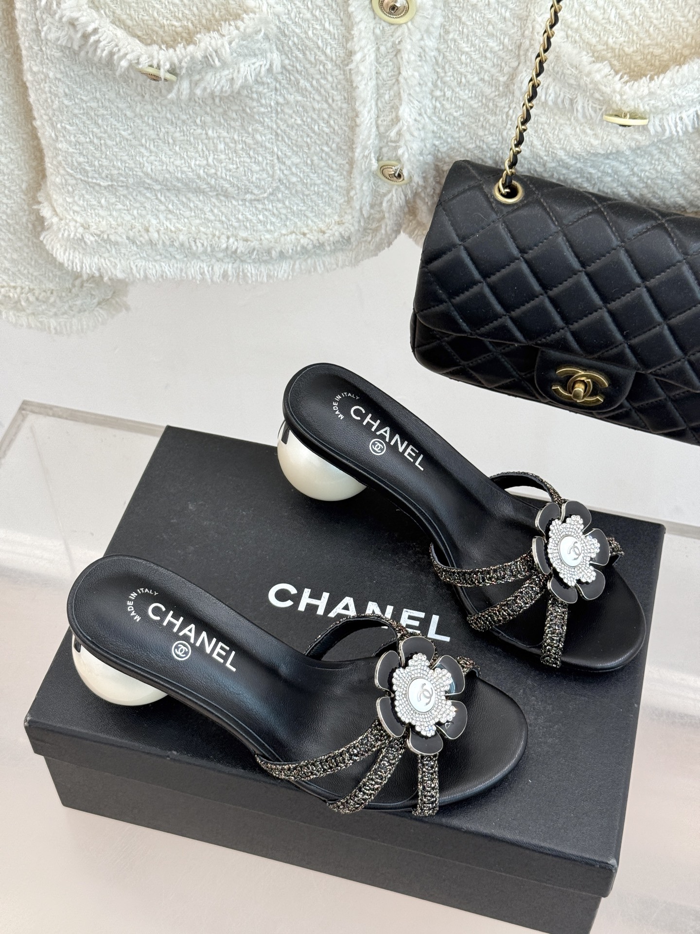 CHANE*｜小香26P新品巨型珍珠跟水钻大双C/珍珠蝴蝶结/山茶花拖鞋这系列集三大经典符号于一身。巨型