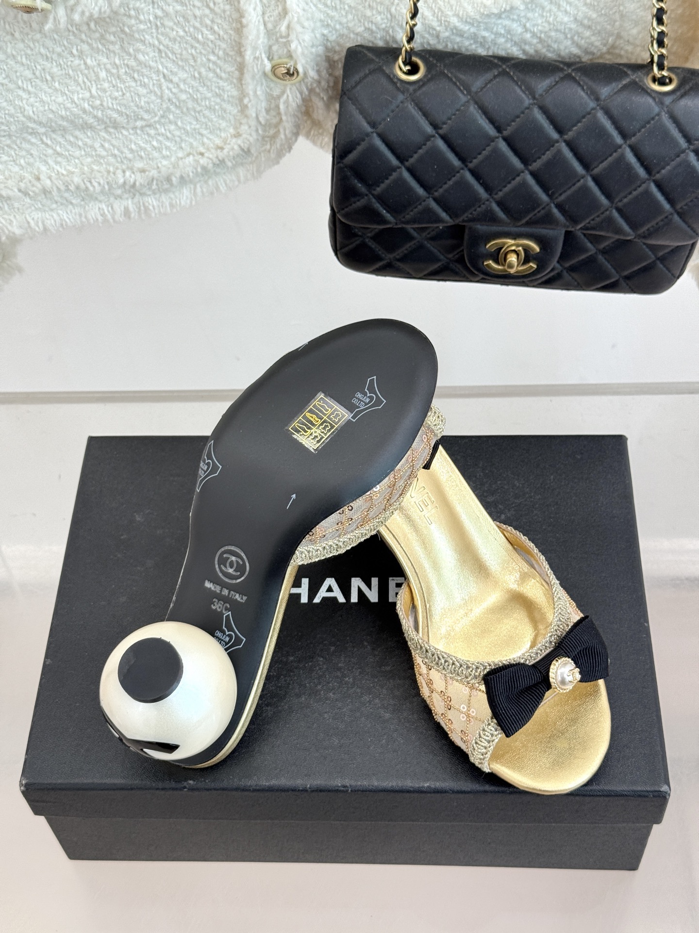 CHANE*｜小香26P新品巨型珍珠跟水钻大双C/珍珠蝴蝶结/山茶花拖鞋这系列集三大经典符号于一身。巨型