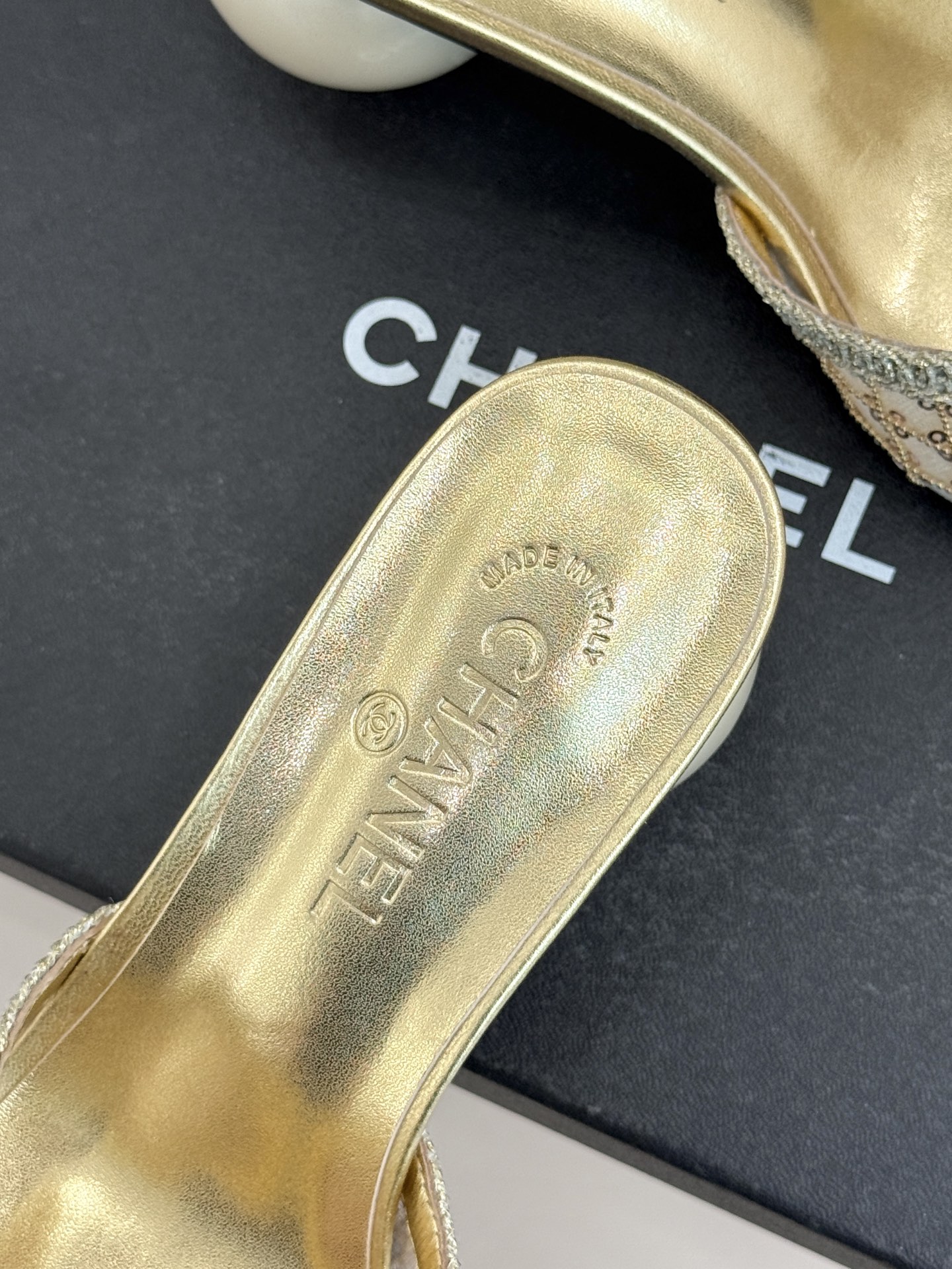 CHANE*｜小香26P新品巨型珍珠跟水钻大双C/珍珠蝴蝶结/山茶花拖鞋这系列集三大经典符号于一身。巨型