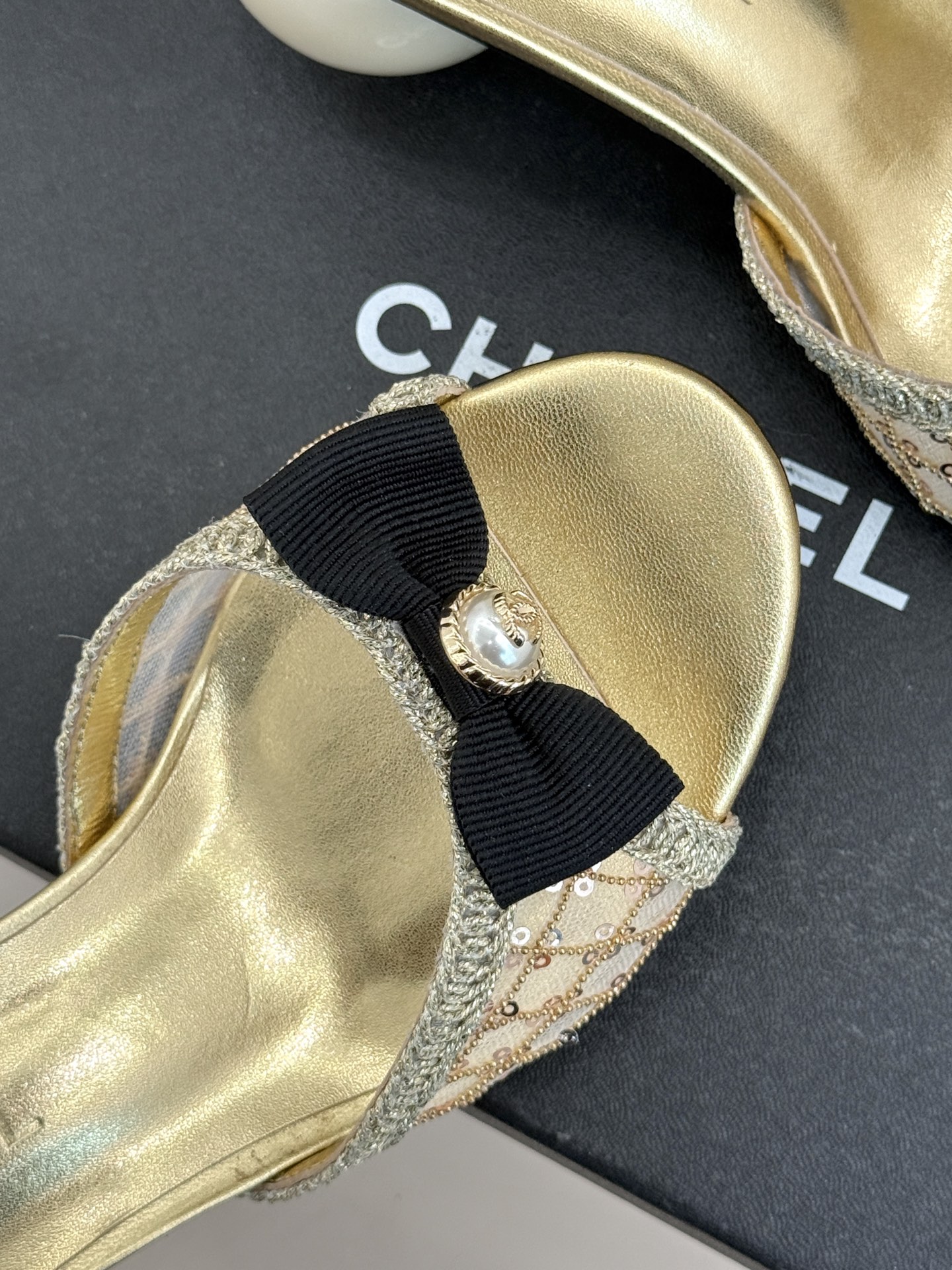 CHANE*｜小香26P新品巨型珍珠跟水钻大双C/珍珠蝴蝶结/山茶花拖鞋这系列集三大经典符号于一身。巨型