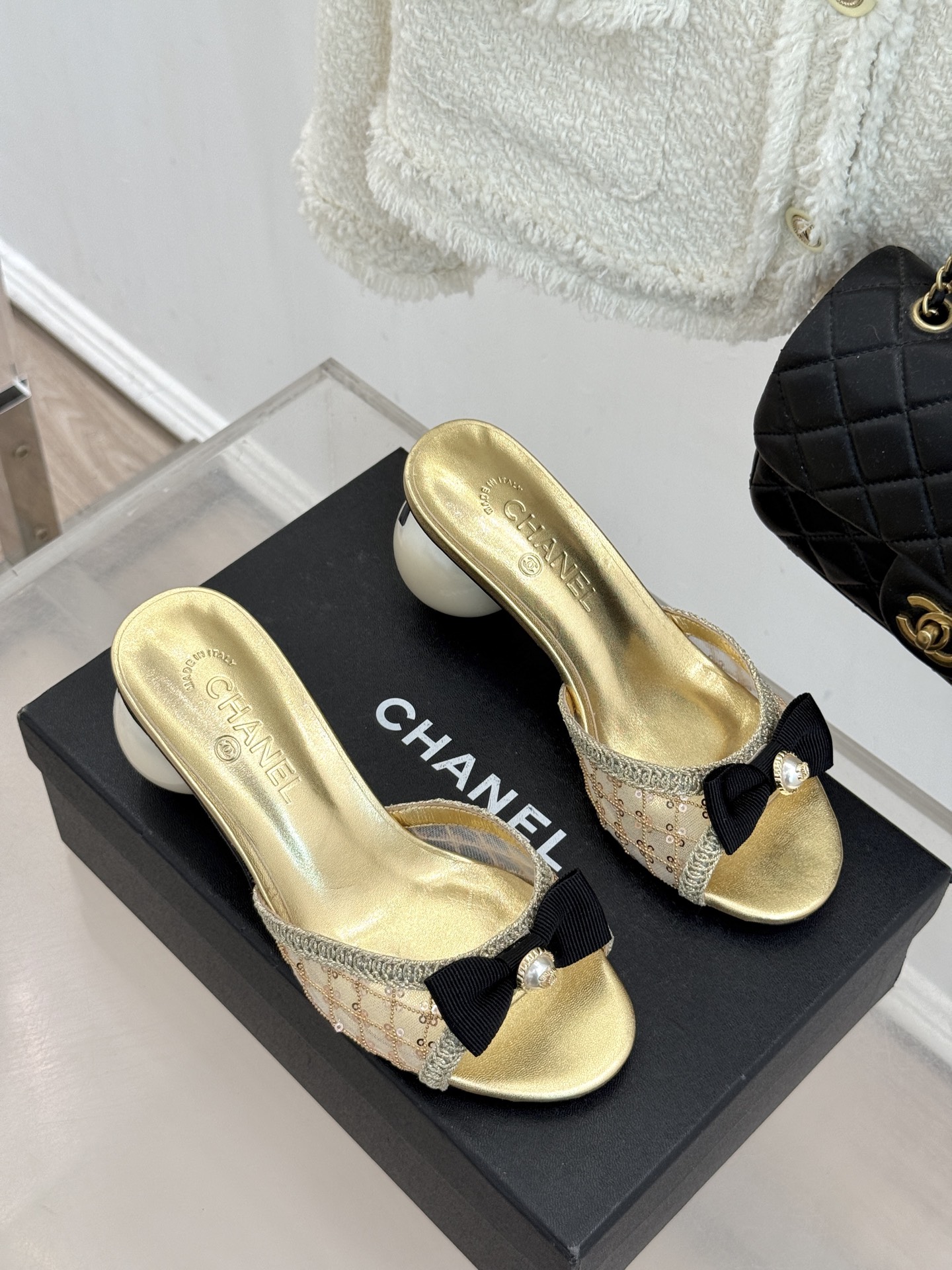 CHANE*｜小香26P新品巨型珍珠跟水钻大双C/珍珠蝴蝶结/山茶花拖鞋这系列集三大经典符号于一身。巨型