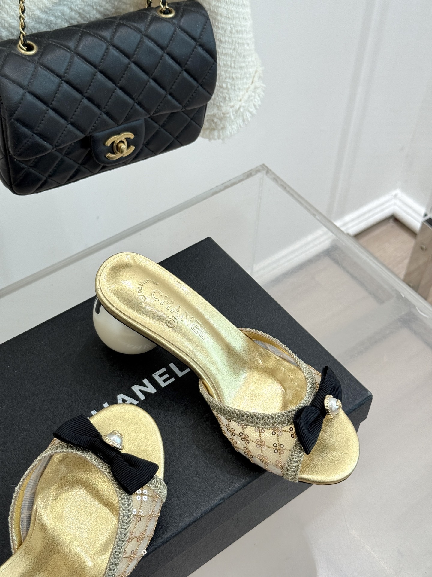 CHANE*｜小香26P新品巨型珍珠跟水钻大双C/珍珠蝴蝶结/山茶花拖鞋这系列集三大经典符号于一身。巨型