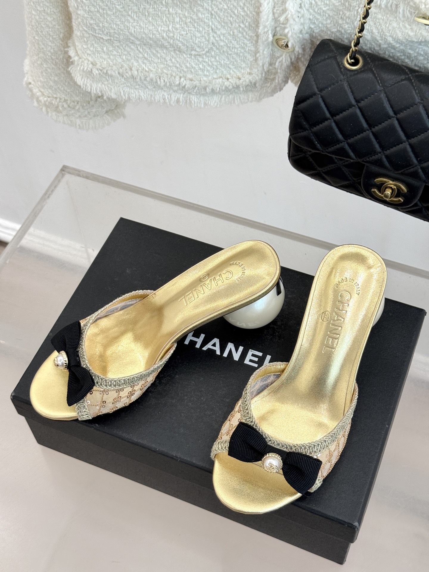 CHANE*｜小香26P新品巨型珍珠跟水钻大双C/珍珠蝴蝶结/山茶花拖鞋这系列集三大经典符号于一身。巨型