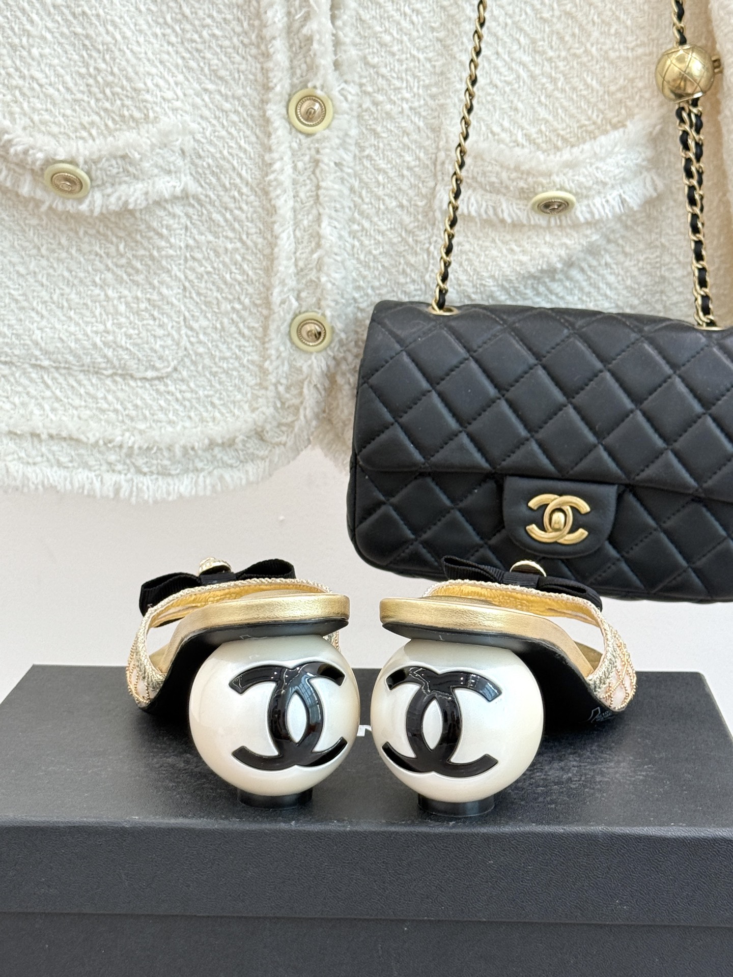 CHANE*｜小香26P新品巨型珍珠跟水钻大双C/珍珠蝴蝶结/山茶花拖鞋这系列集三大经典符号于一身。巨型