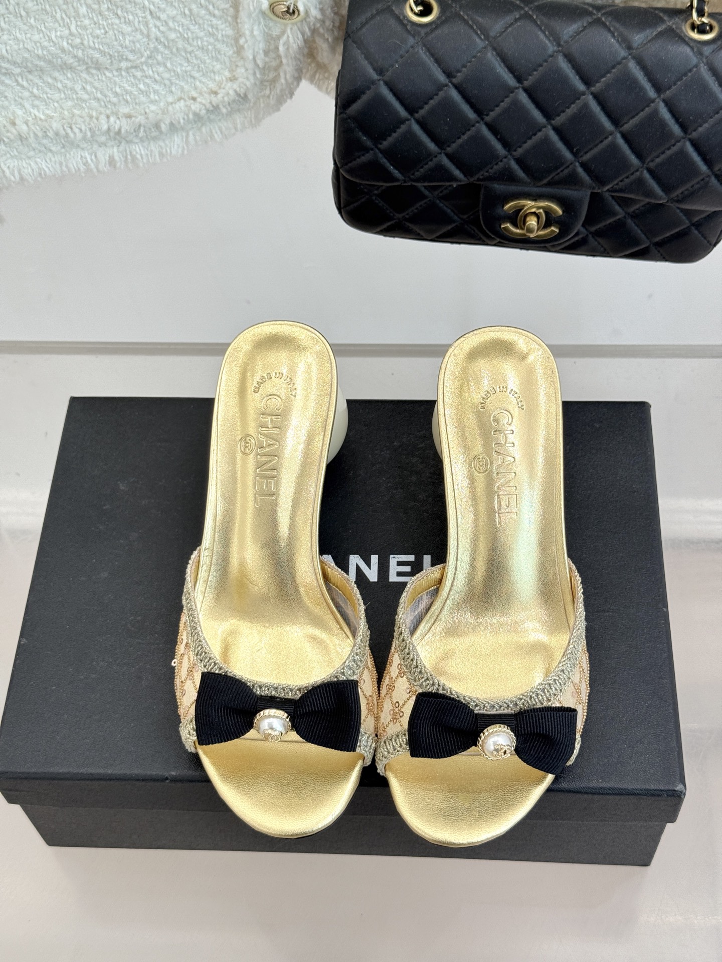 CHANE*｜小香26P新品巨型珍珠跟水钻大双C/珍珠蝴蝶结/山茶花拖鞋这系列集三大经典符号于一身。巨型