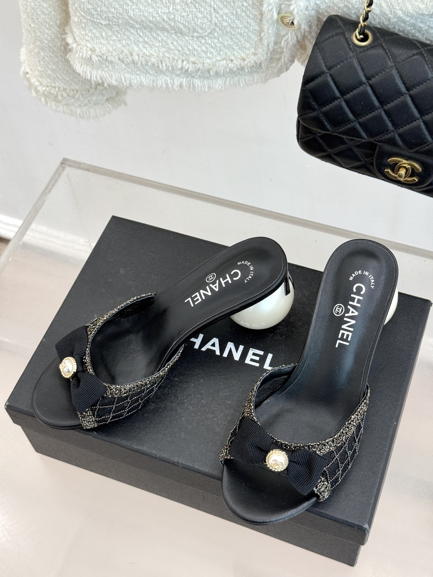 CHANE*｜小香26P新品巨型珍珠跟水钻大双C/珍珠蝴蝶结/山茶花拖鞋这系列集三大经典符号于一身。巨型