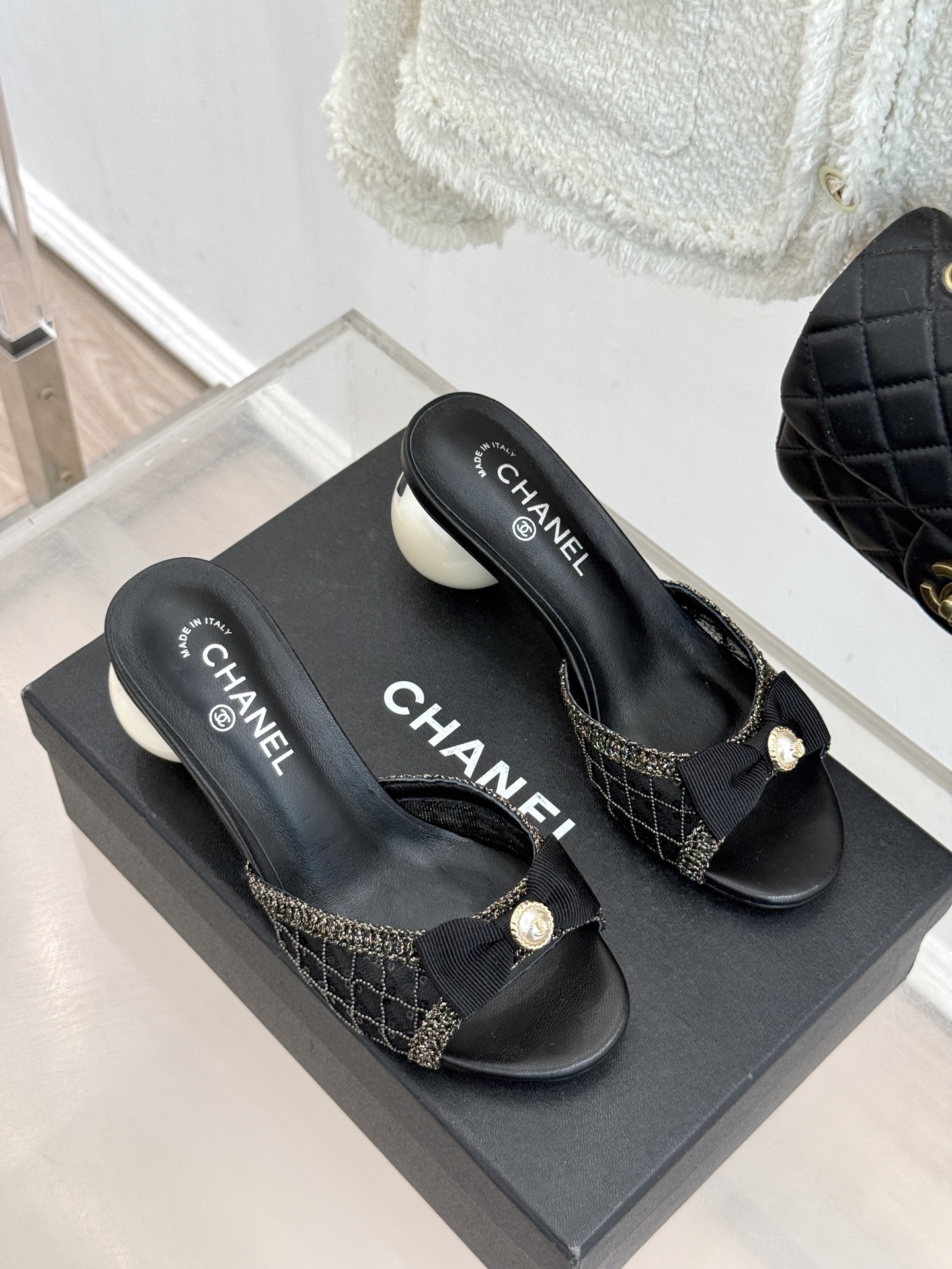 CHANE*｜小香26P新品巨型珍珠跟水钻大双C/珍珠蝴蝶结/山茶花拖鞋这系列集三大经典符号于一身。巨型