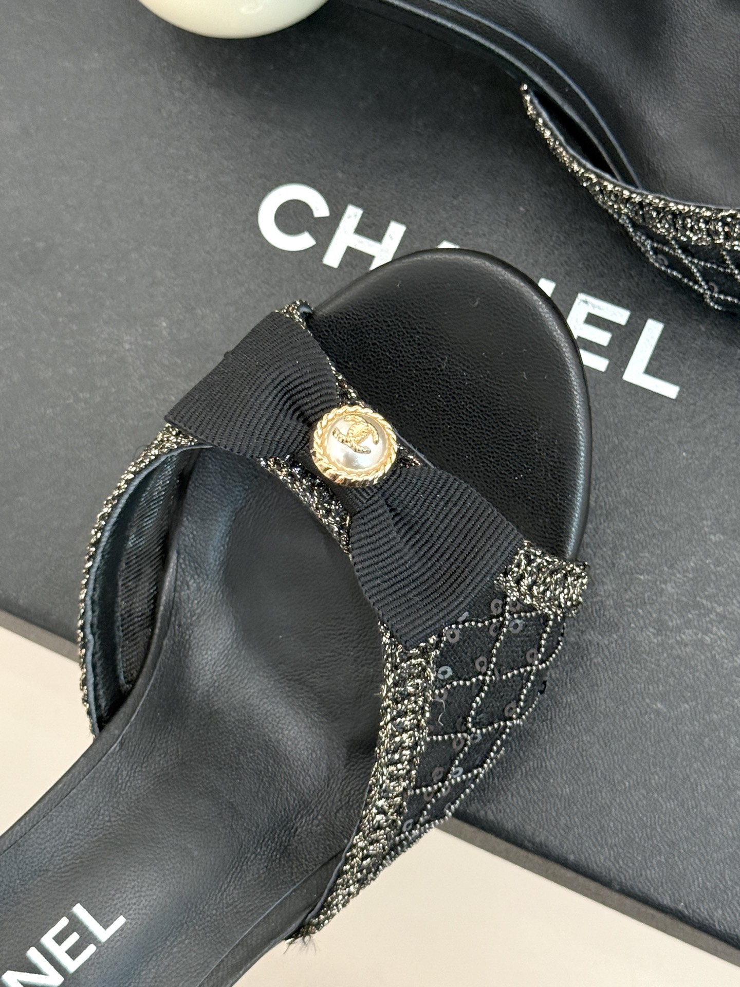 CHANE*｜小香26P新品巨型珍珠跟水钻大双C/珍珠蝴蝶结/山茶花拖鞋这系列集三大经典符号于一身。巨型