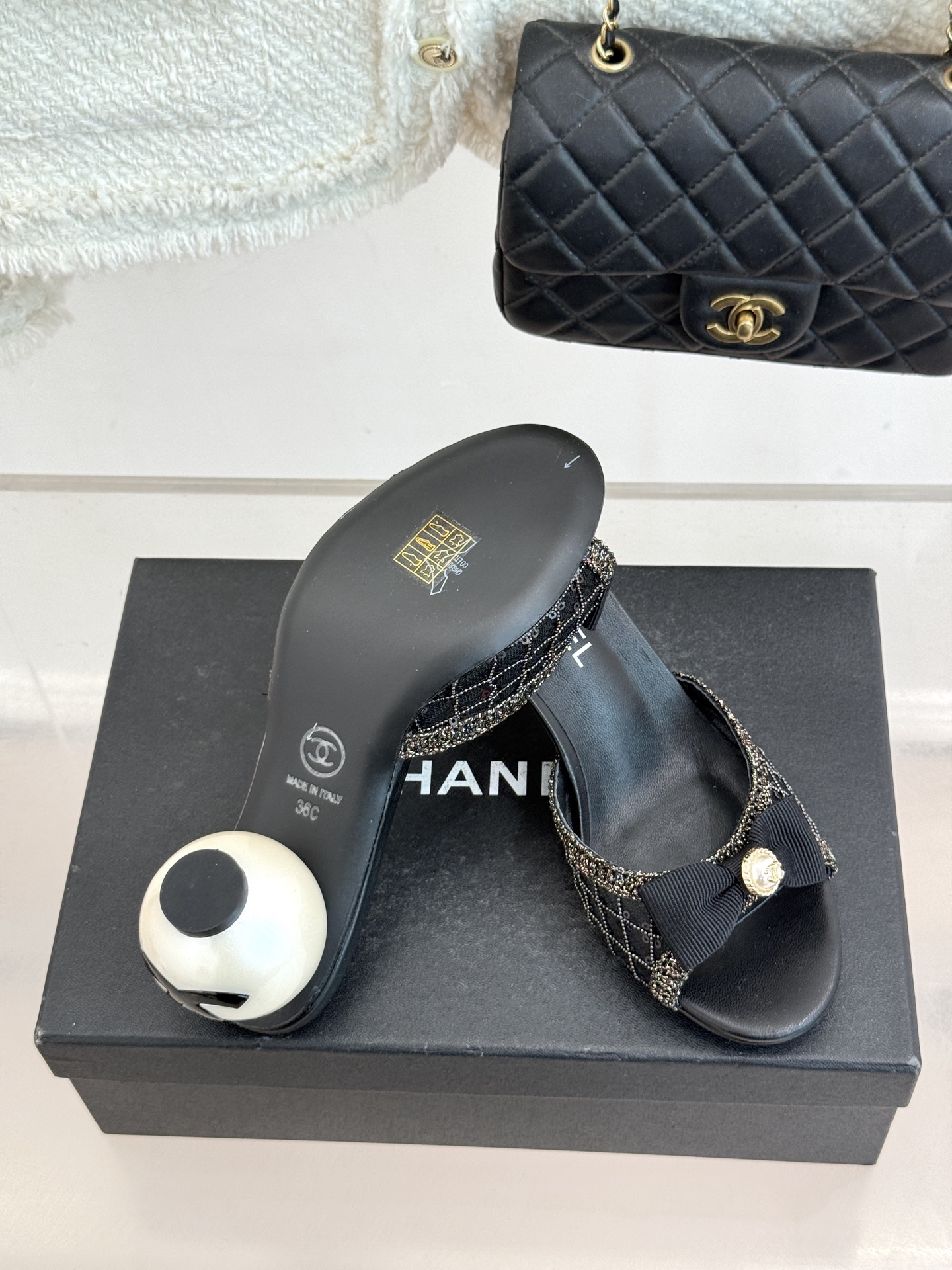 CHANE*｜小香26P新品巨型珍珠跟水钻大双C/珍珠蝴蝶结/山茶花拖鞋这系列集三大经典符号于一身。巨型